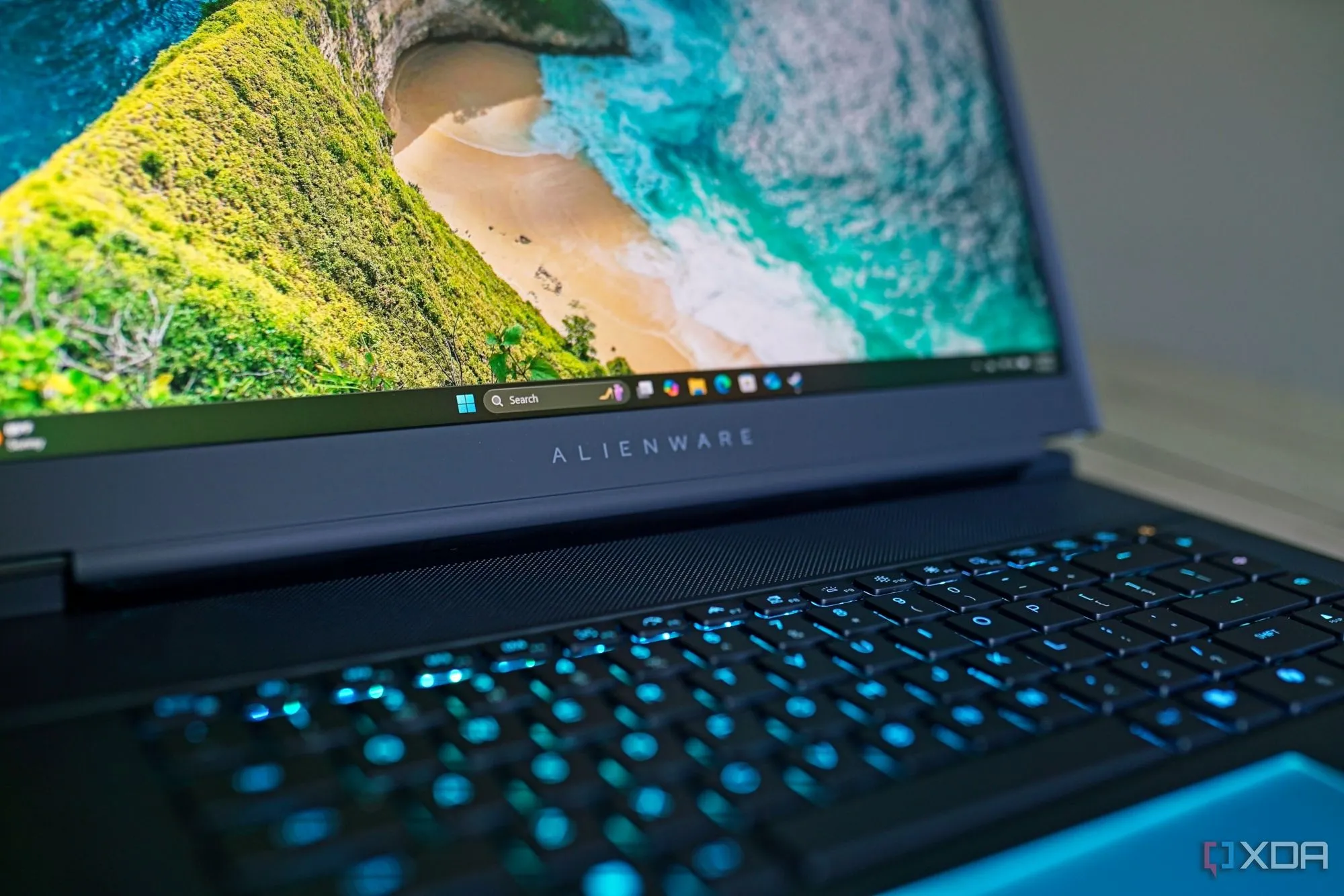 Alienware 16 Area-51 trong môi trường sử dụng, thể hiện sức mạnh gaming