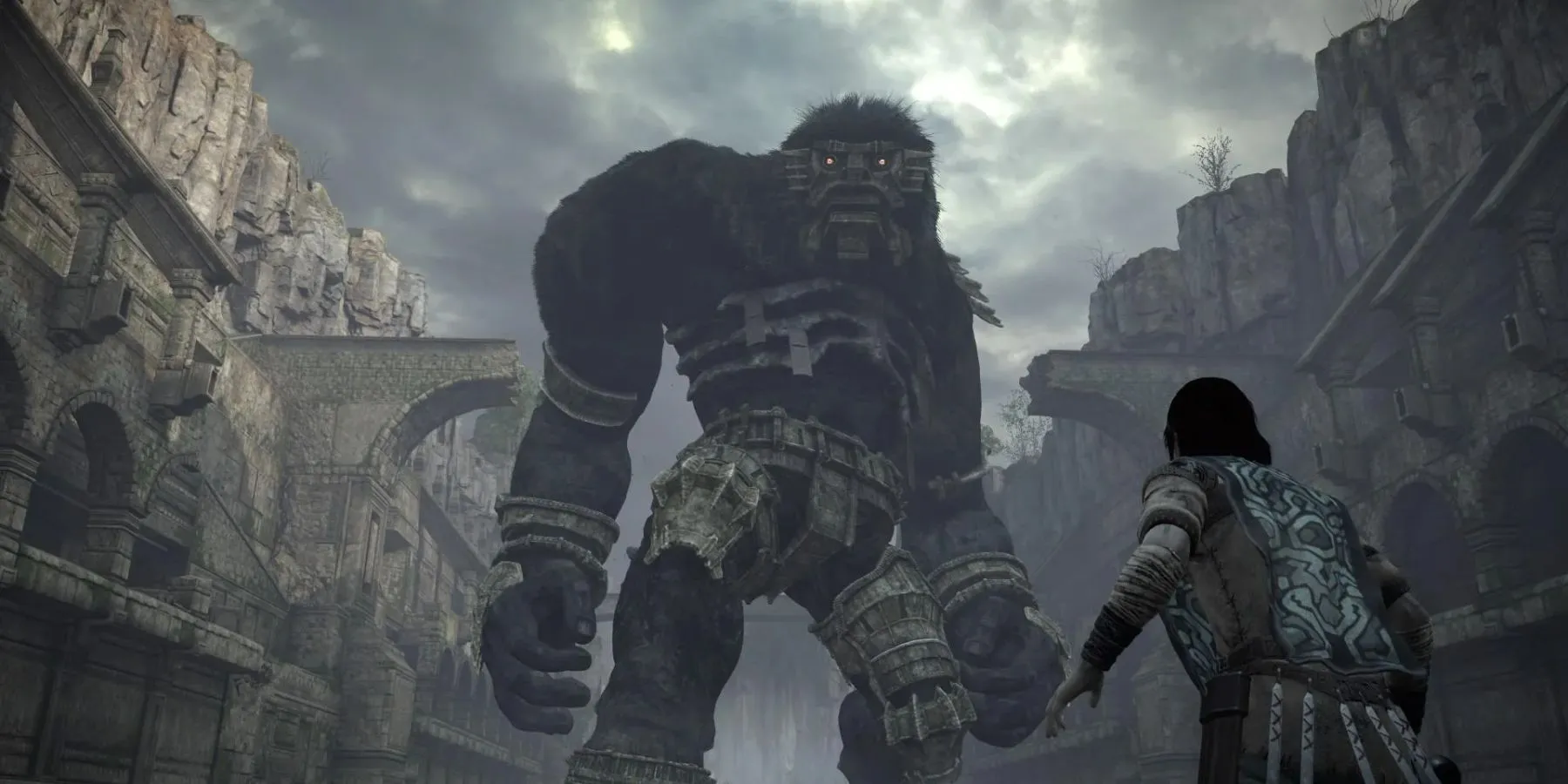 Ảnh chụp màn hình cảnh Wander trên lưng Colossus Argus trong Shadow of the Colossus, thể hiện quy mô của trận chiến.