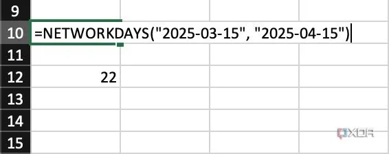 Ảnh chụp màn hình Excel minh họa việc sử dụng hàm NETWORKDAYS để tính số ngày làm việc giữa hai mốc thời gian, loại bỏ cuối tuần và ngày lễ, rất hữu ích cho quản lý dự án.