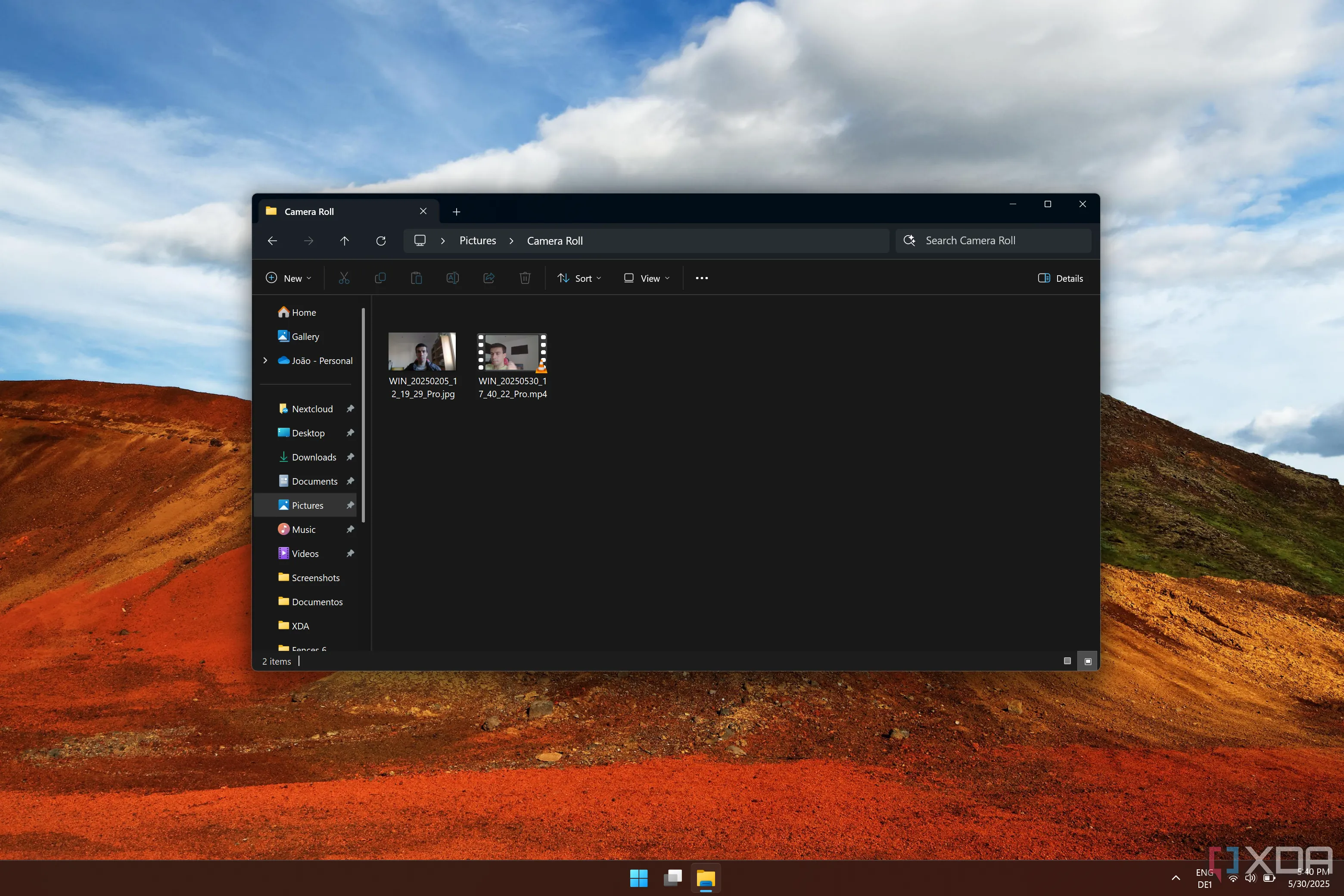 Ảnh chụp màn hình File Explorer trên Windows hiển thị các tệp video và hình ảnh lạ nghi ngờ được ghi từ webcam, gợi ý dấu hiệu webcam bị theo dõi.