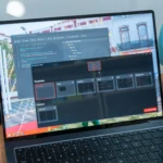 Ảnh chụp màn hình laptop chạy Windows 11 hiển thị các cài đặt hệ thống và công cụ PowerToys.