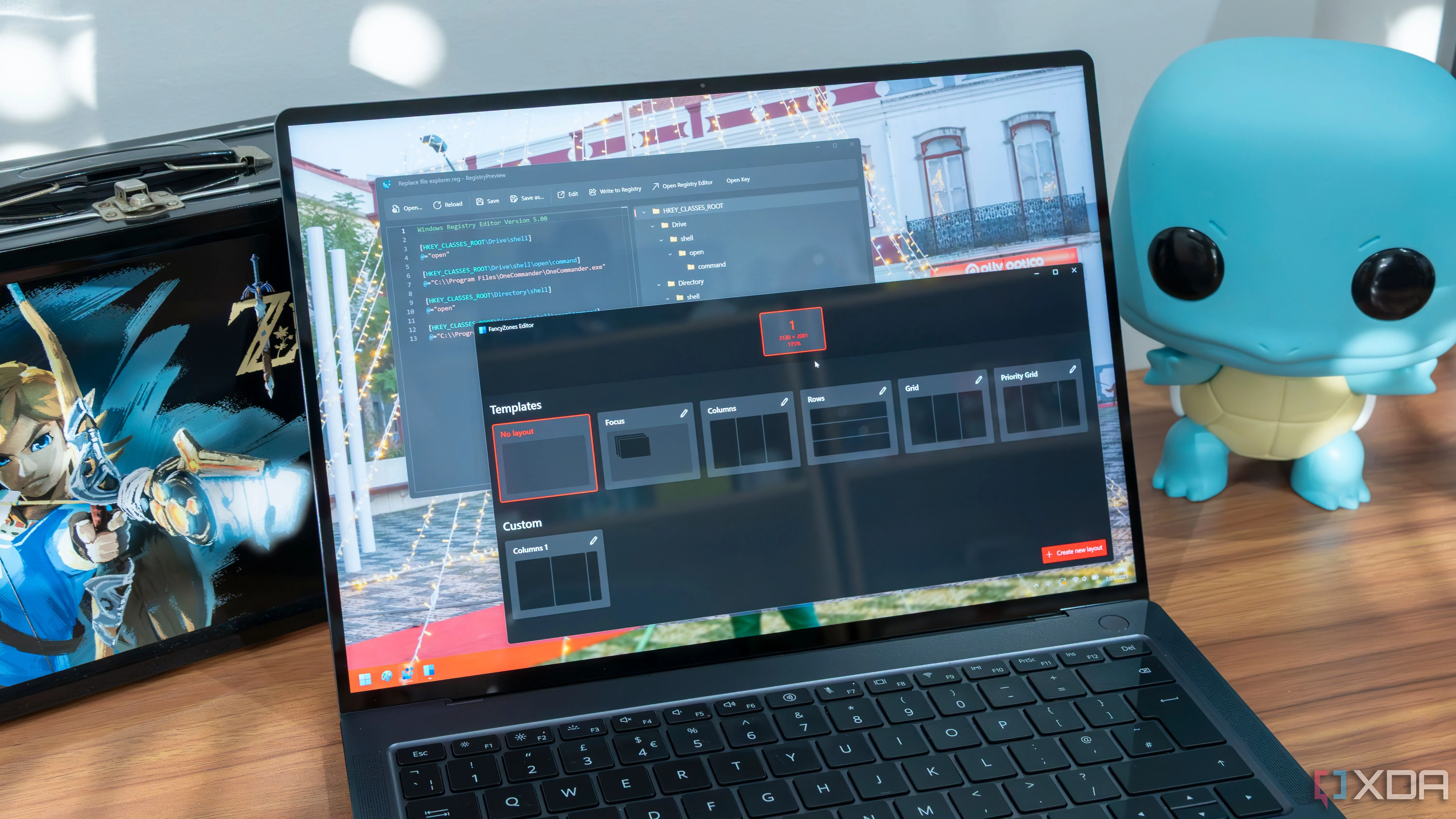 Ảnh chụp màn hình laptop chạy Windows 11 hiển thị các cài đặt hệ thống và công cụ PowerToys.
