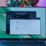 Ảnh minh họa giao diện cài đặt tường lửa Windows 11 trên máy tính xách tay, nhấn mạnh sự khác biệt giữa tường lửa phần mềm và tường lửa cứng trong bảo mật mạng gia đình.