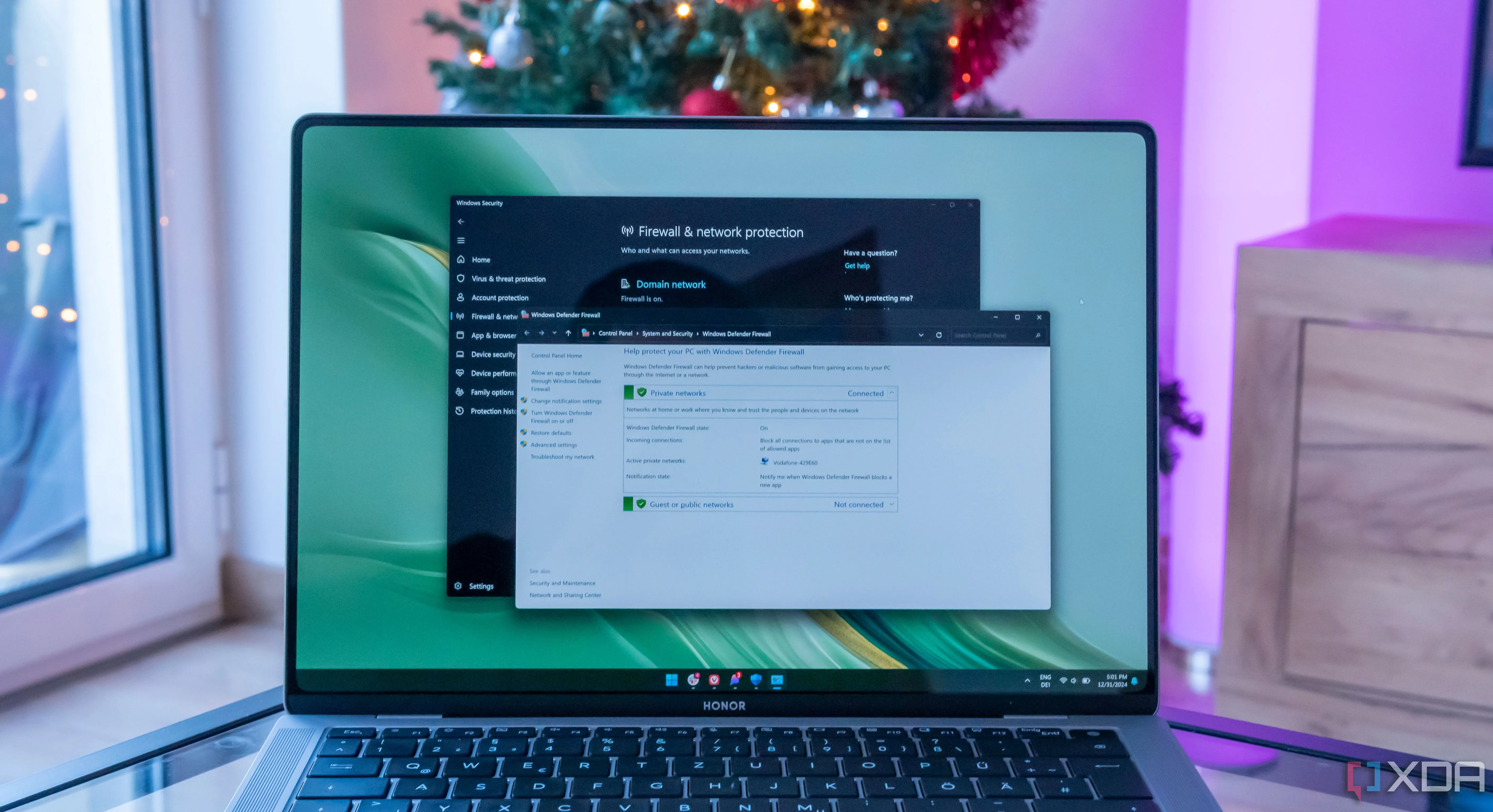 Ảnh minh họa giao diện cài đặt tường lửa Windows 11 trên máy tính xách tay, nhấn mạnh sự khác biệt giữa tường lửa phần mềm và tường lửa cứng trong bảo mật mạng gia đình.