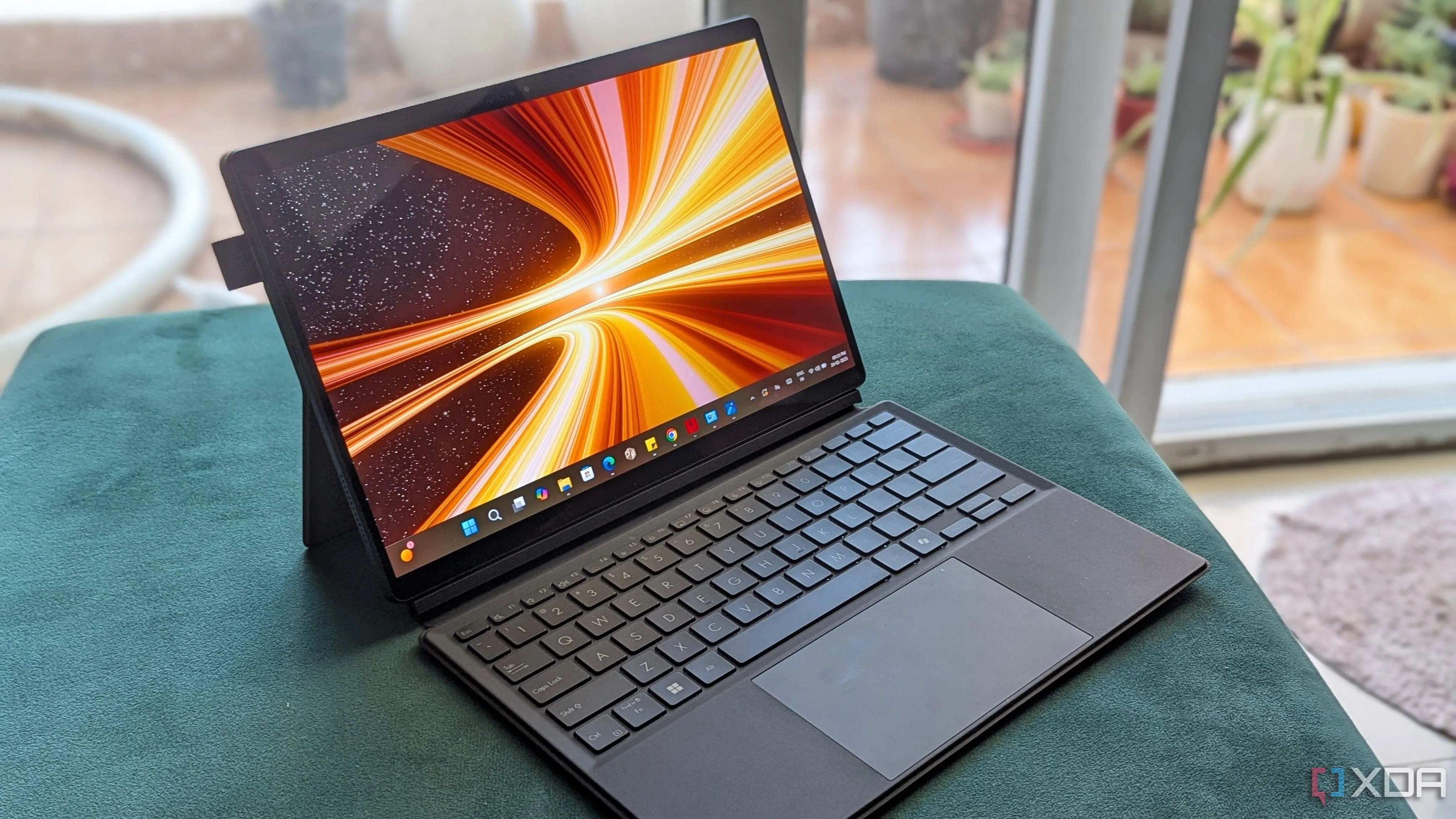 ASUS ProArt PZ13 ở chế độ laptop chuyển đổi trên nền xanh