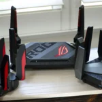 Ba mẫu router Wi-Fi của ASUS và TP-Link, minh họa sự đa dạng về thiết kế và kích thước của các thiết bị mạng cao cấp.