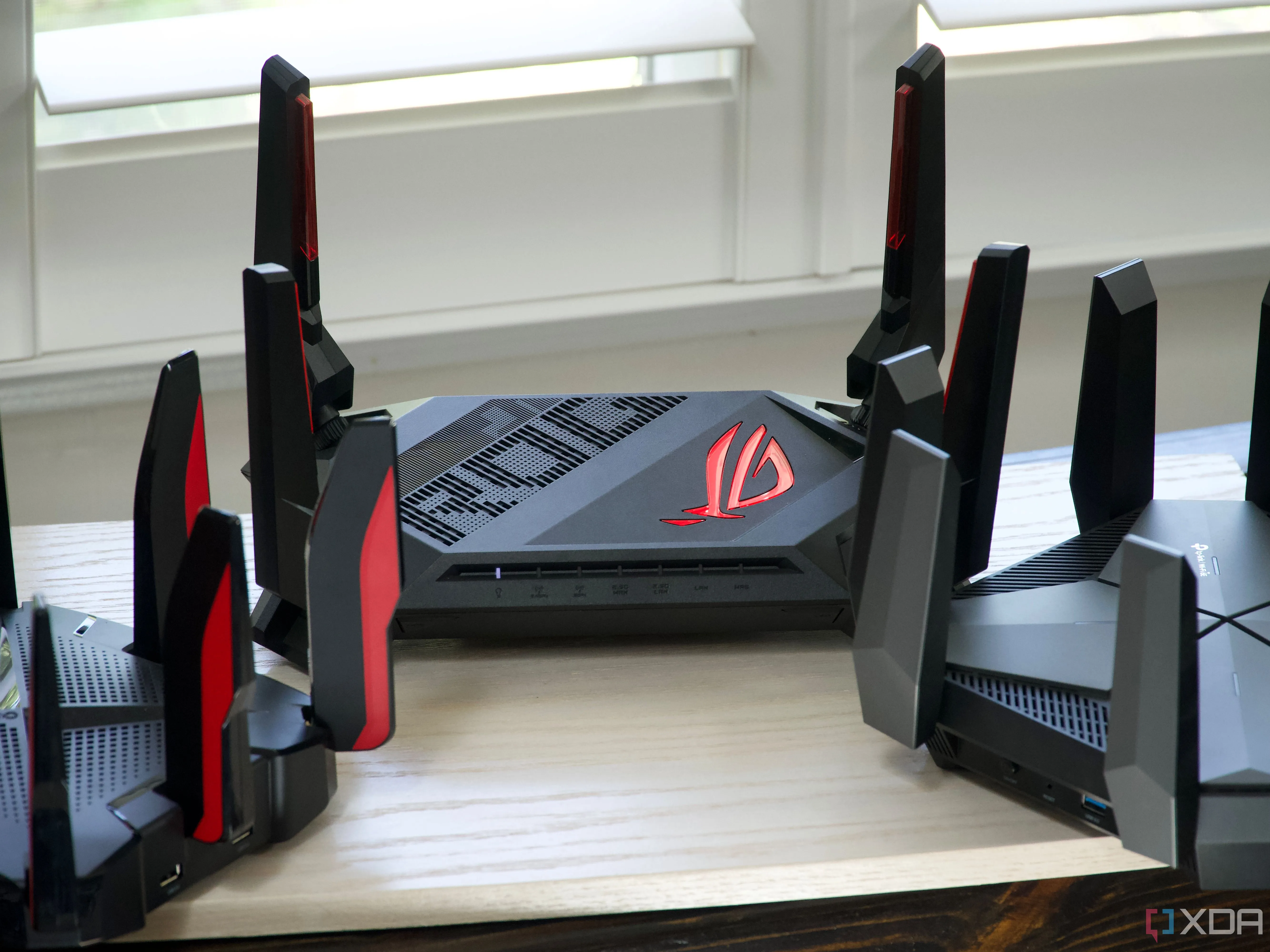 Ba mẫu router Wi-Fi của ASUS và TP-Link, minh họa sự đa dạng về thiết kế và kích thước của các thiết bị mạng cao cấp.