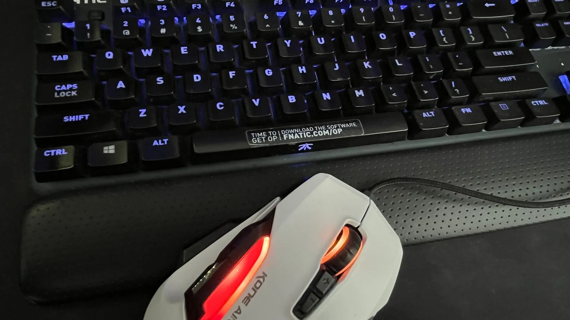 Bàn phím cơ RGB và chuột gaming Roccat, đại diện cho chi phí linh kiện PC gaming