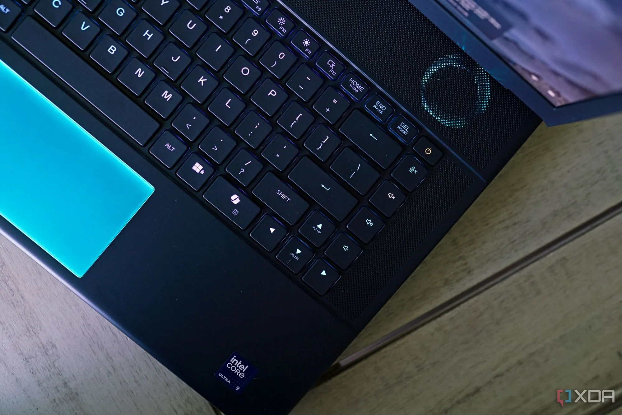 Bàn phím và trackpad của Alienware 16 Area-51 với đèn RGB cá tính