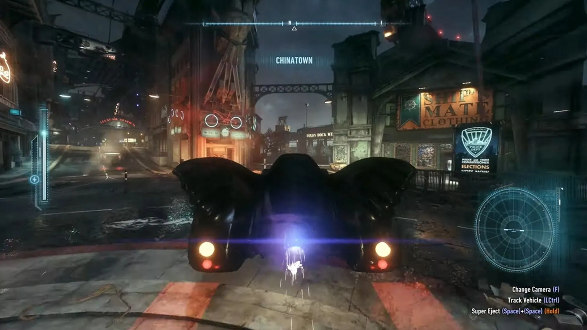 Batman trong Arkham Knight đứng trên một tòa nhà cao tầng ở Gotham City, thể hiện tầm nhìn rộng lớn của thế giới mở game và chi tiết thiết kế môi trường gothic ấn tượng.