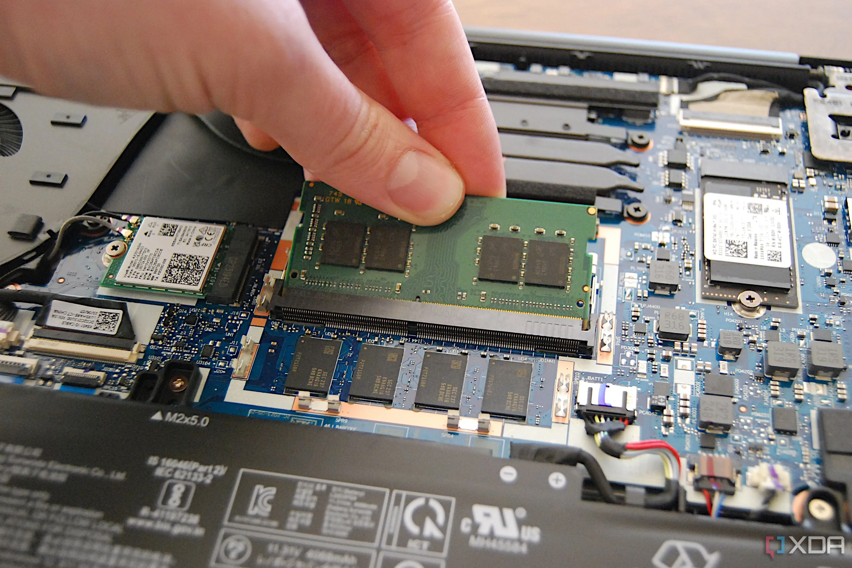 Bên trong laptop ThinkPad E14 Gen 5, minh họa khả năng nâng cấp RAM và SSD, thể hiện tầm quan trọng của bộ nhớ LPDDR6 đối với hiệu suất laptop hiện đại