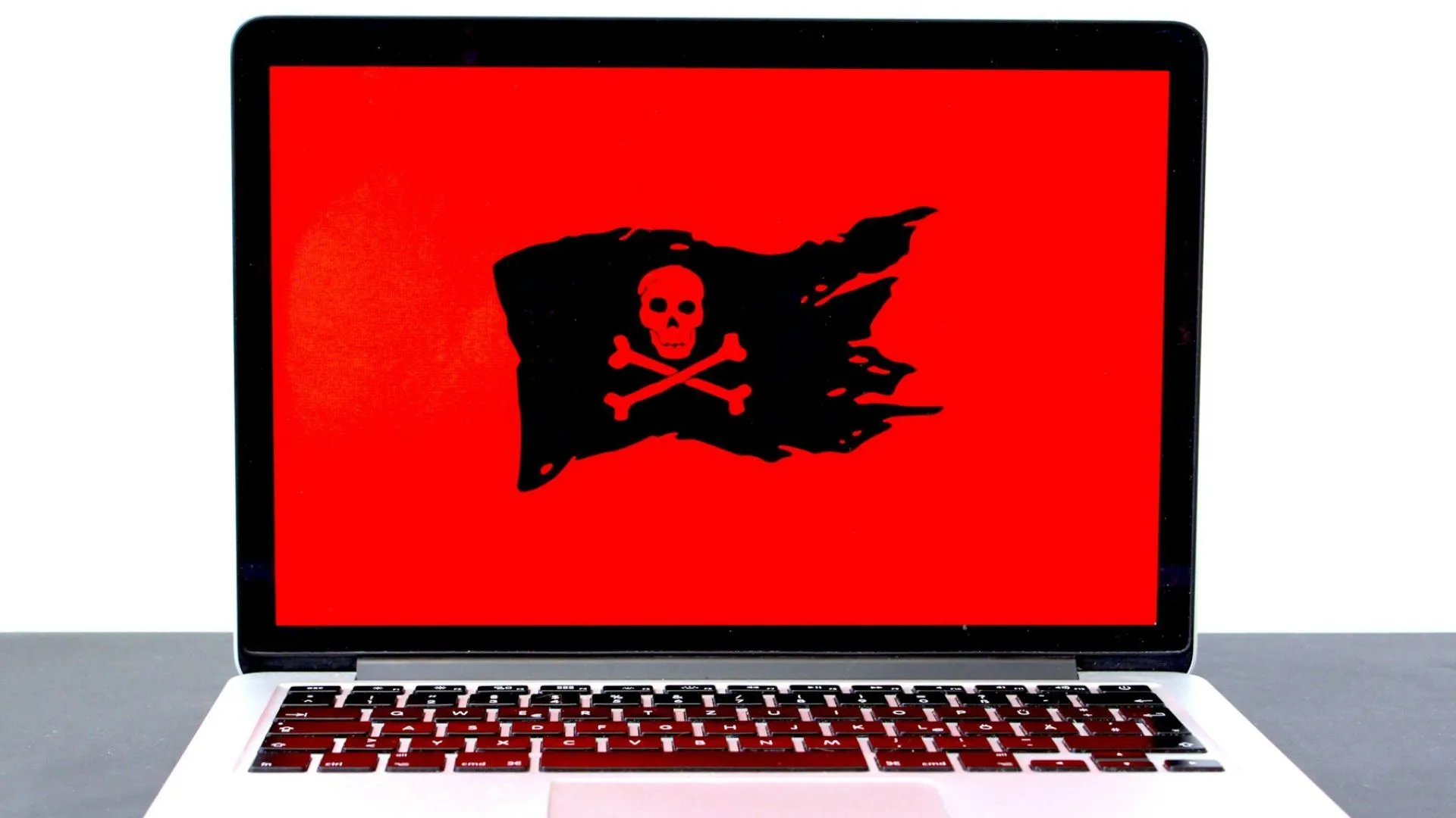 Biểu tượng cảnh báo nguy hiểm màu vàng trên màn hình laptop, minh họa cho lỗ hổng bảo mật CVE-2020-14979 trong driver WinRing0x64.sys khiến các ứng dụng bị Microsoft Defender chặn.