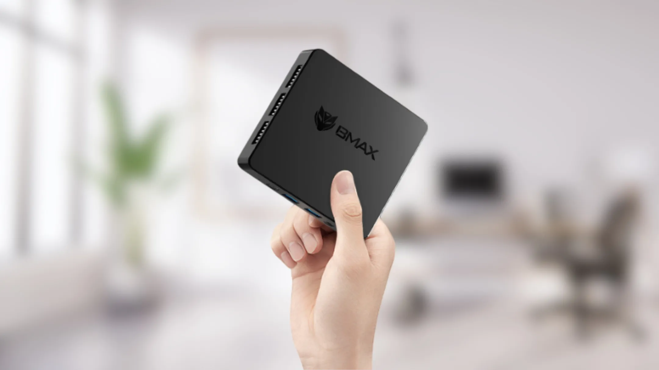 BMax B1 mini PC kết nối với màn hình và phụ kiện, minh họa khả năng làm việc đa nhiệm