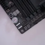 Bo mạch chủ ASUS ROG Crosshair X670E Hero với màn hình debug