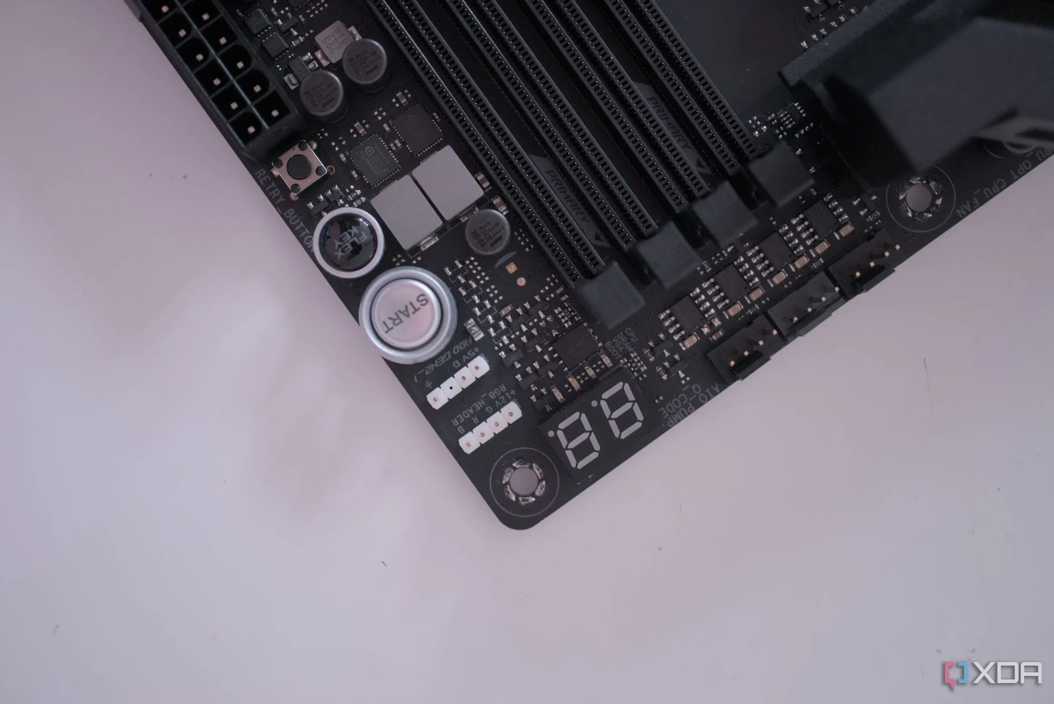 Bo mạch chủ ASUS ROG Crosshair X670E Hero với màn hình debug