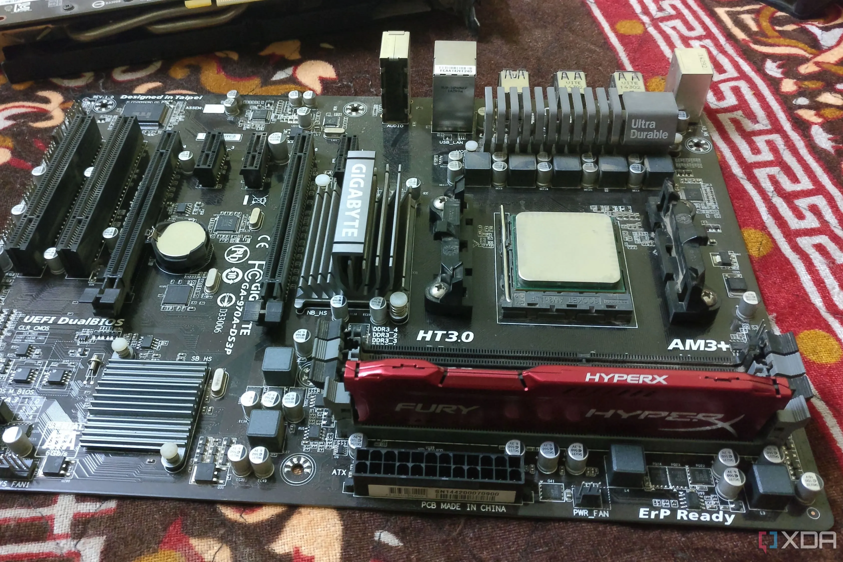 Bo mạch chủ Gigabyte AM3+ với CPU AMD và RAM HyperX cho thấy linh kiện đã lỗi thời và không tối ưu