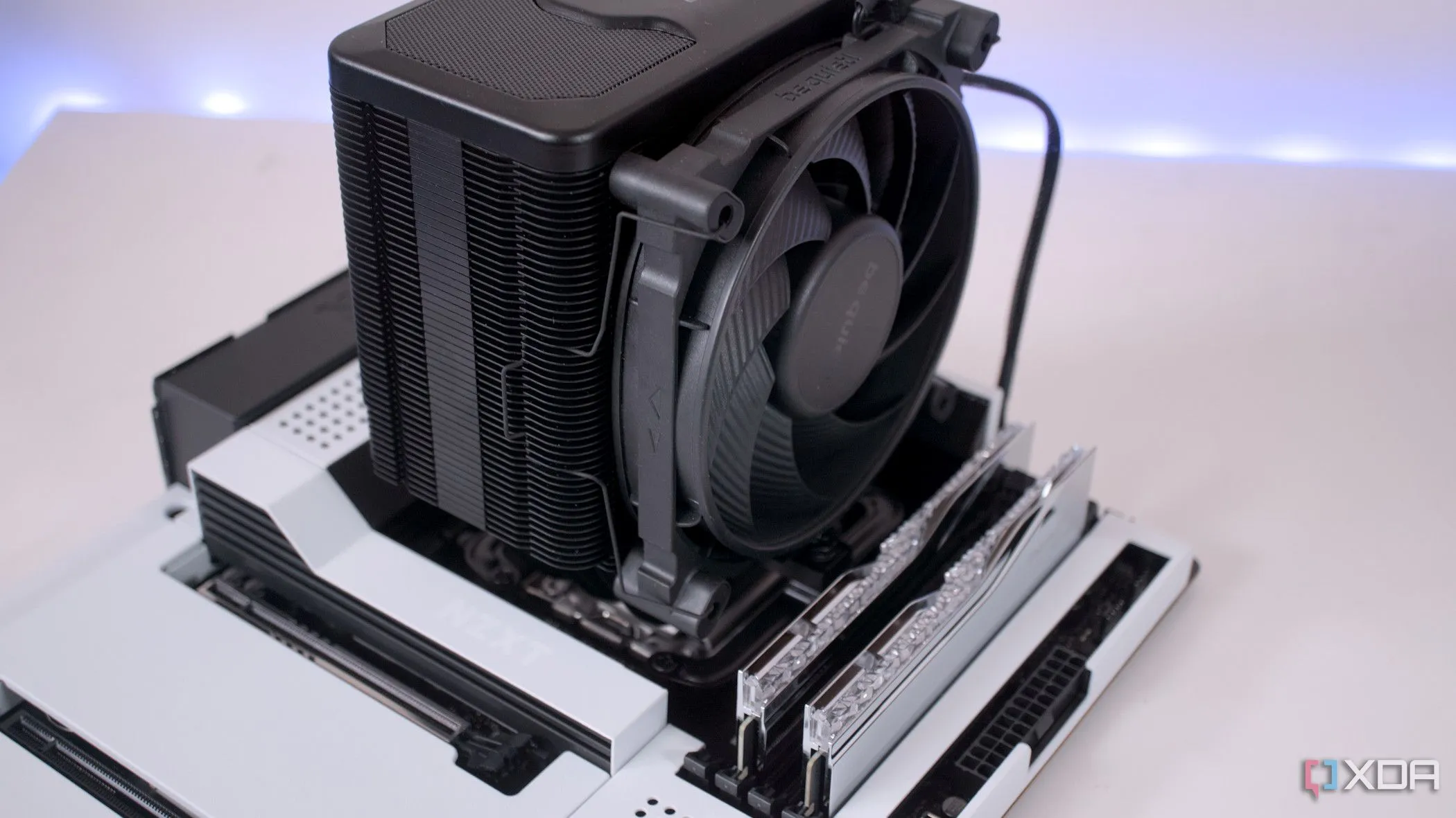 Bo mạch chủ NZXT N7 B650E với tản nhiệt CPU đã được lắp đặt