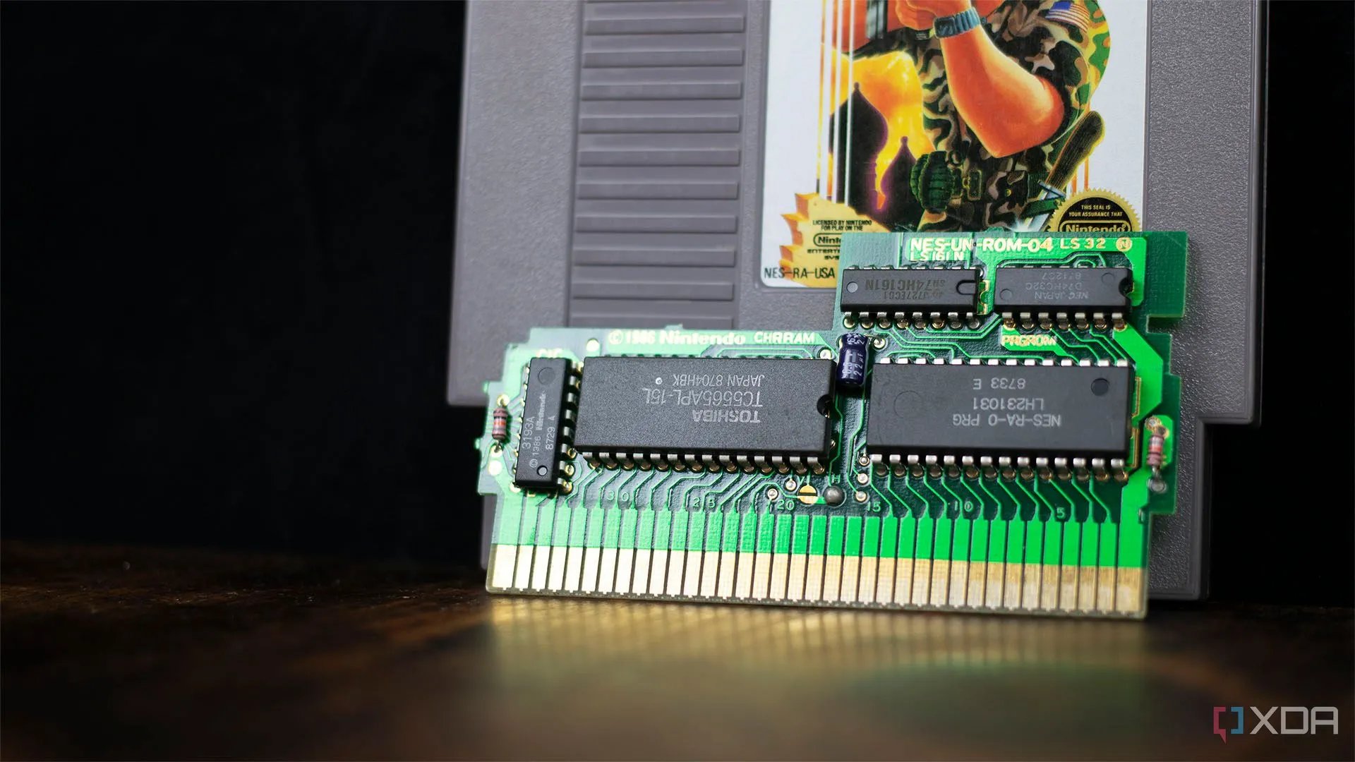 Bo mạch in (PCB) bên trong một cartridge Nintendo NES, chứa các chip ROM, RAM và MMC.