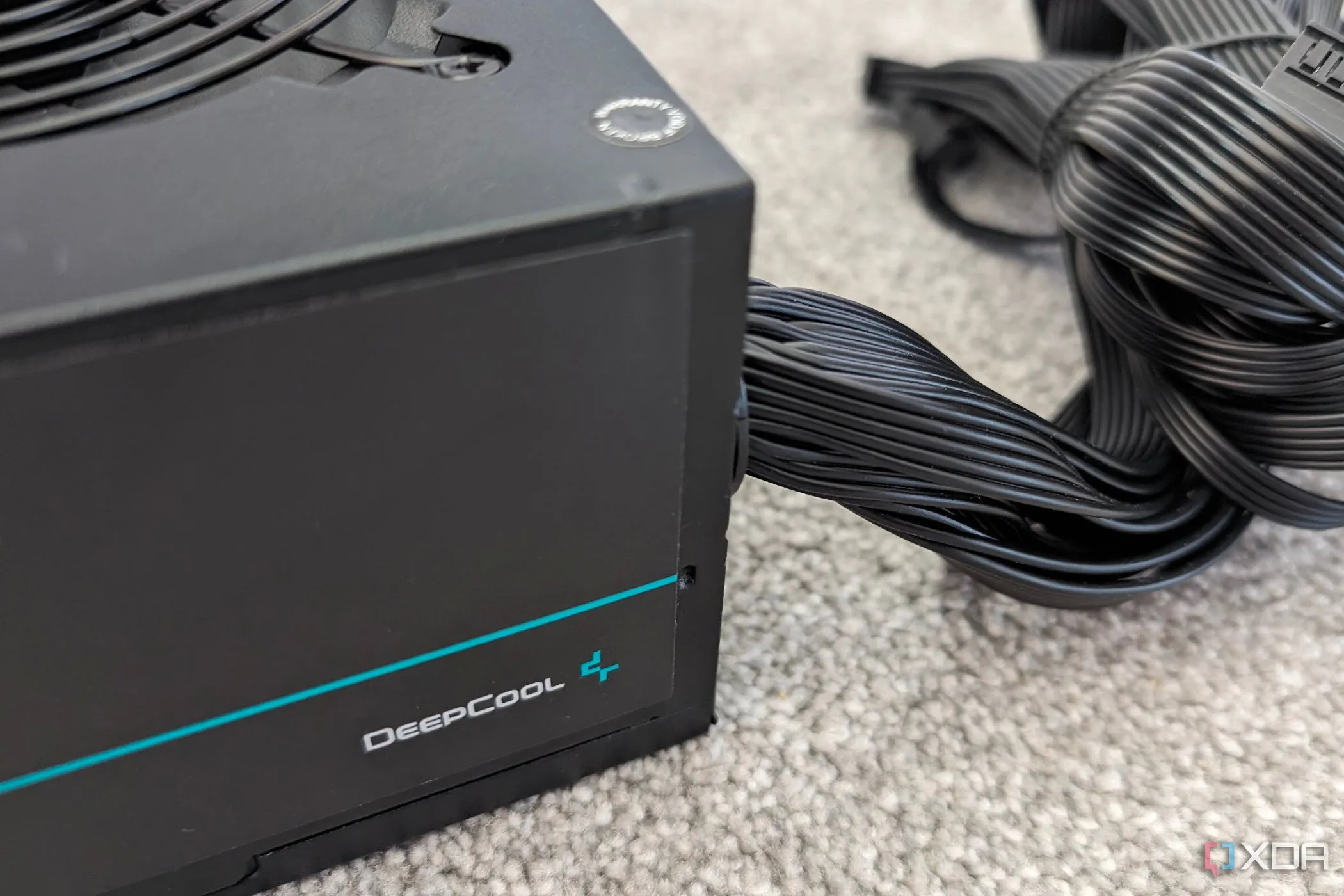 Bộ nguồn không module DeepCool PM500D và các dây cáp nhìn từ cạnh bên, minh họa linh kiện cung cấp điện