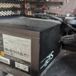 Bộ nguồn máy tính (PSU) 80 Plus Bronze được lắp đặt bên trong case PC chơi game