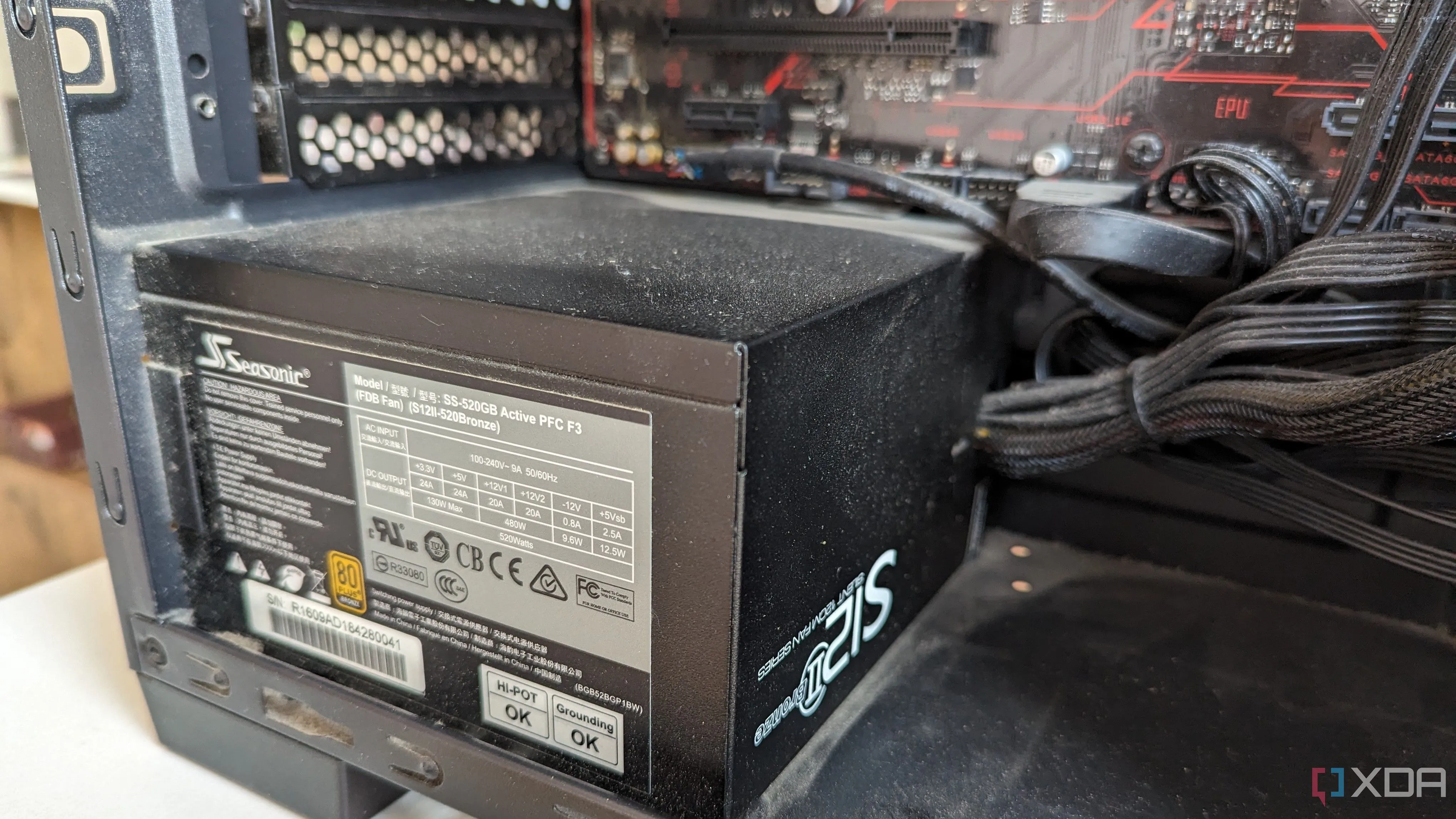 Bộ nguồn máy tính (PSU) 80 Plus Bronze được lắp đặt bên trong case PC chơi game