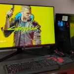Bộ PC gaming với màn hình hiển thị Cyberpunk 2077, minh họa trải nghiệm game chân thực.