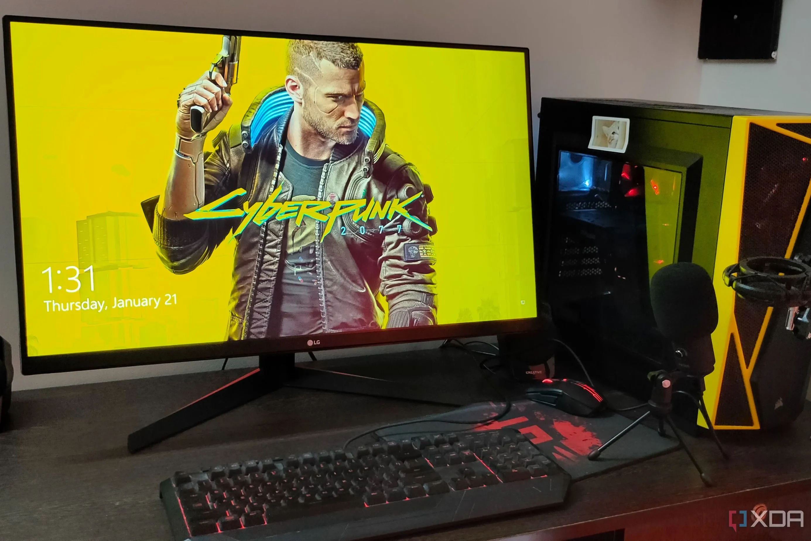 Bộ PC gaming với màn hình hiển thị Cyberpunk 2077, minh họa trải nghiệm game chân thực.