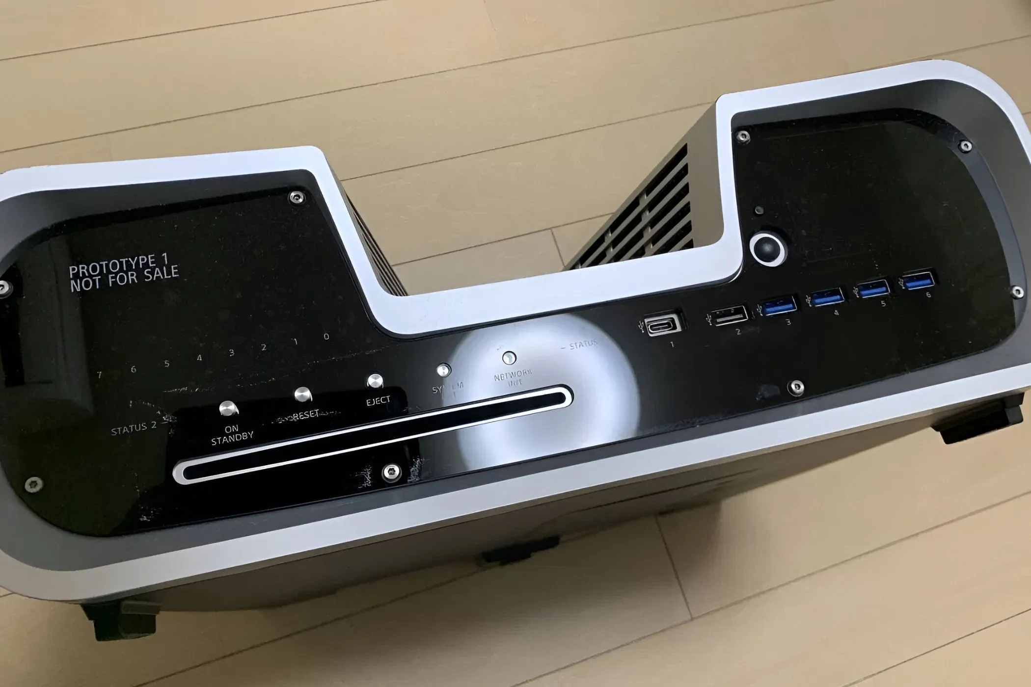 Bộ phát triển PlayStation 5 (PS5 Dev Kit) với thiết kế chữ V độc đáo và hầm hố.
