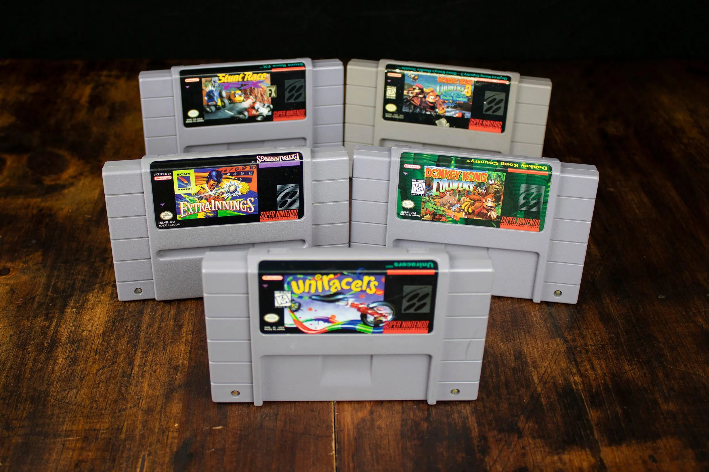 Bộ sưu tập game SNES đặt trên kệ
