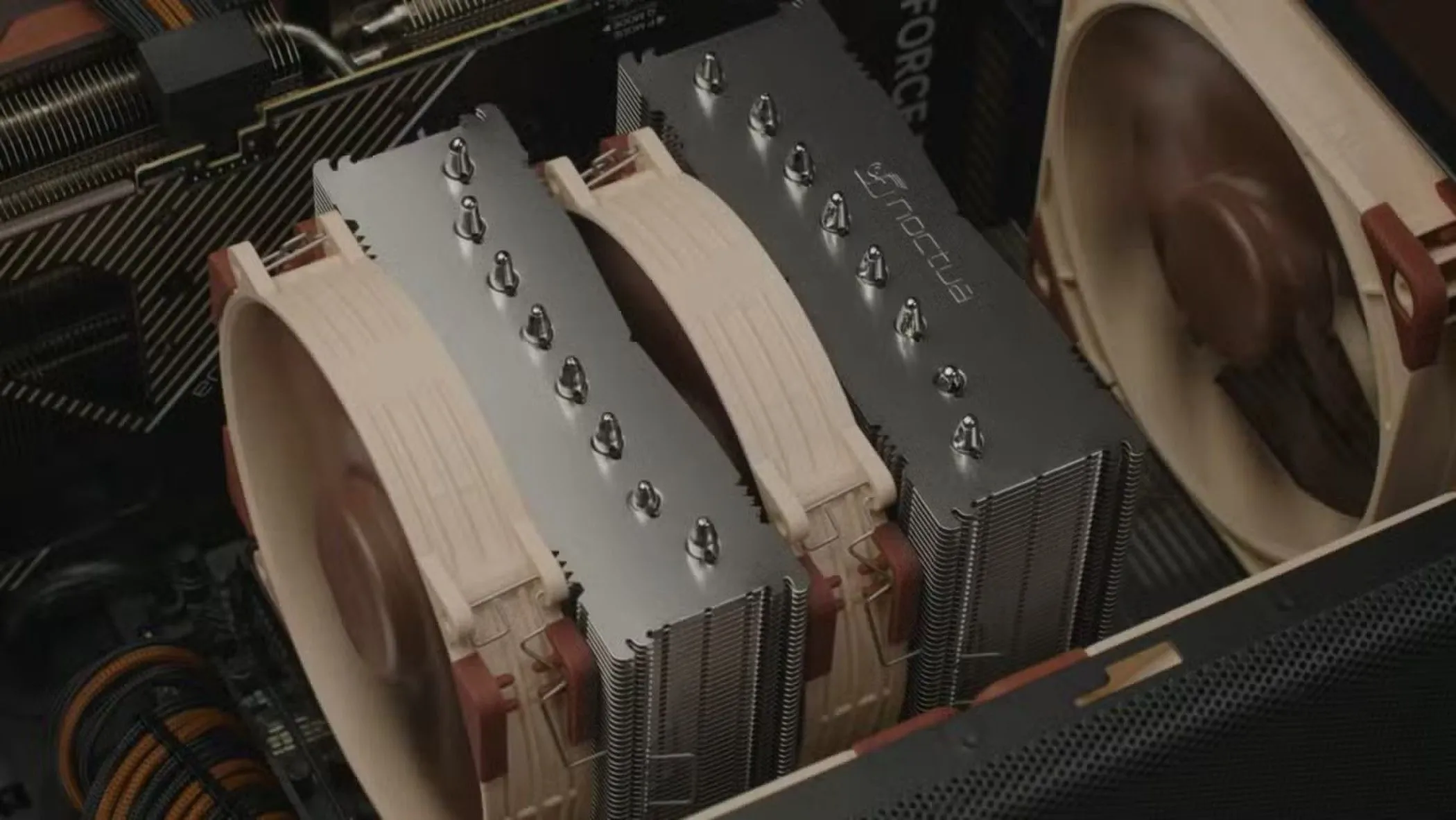Bộ tản nhiệt khí Noctua với thiết kế đặc trưng, biểu tượng cho hiệu suất làm mát cao cấp.