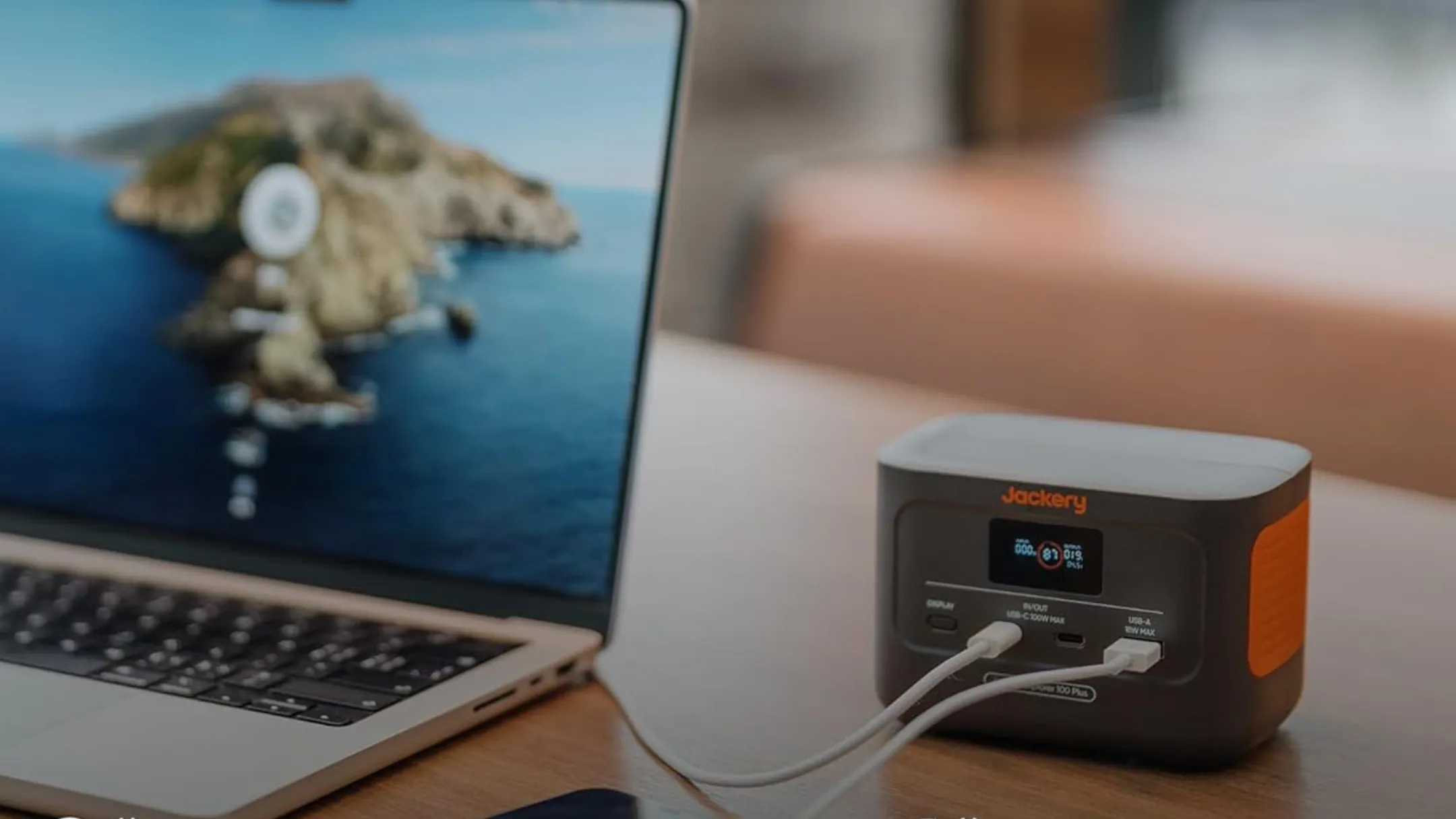 Các cổng sạc USB-C và USB-A trên Jackery Explorer 100 Plus, minh họa khả năng sạc đồng thời nhiều thiết bị