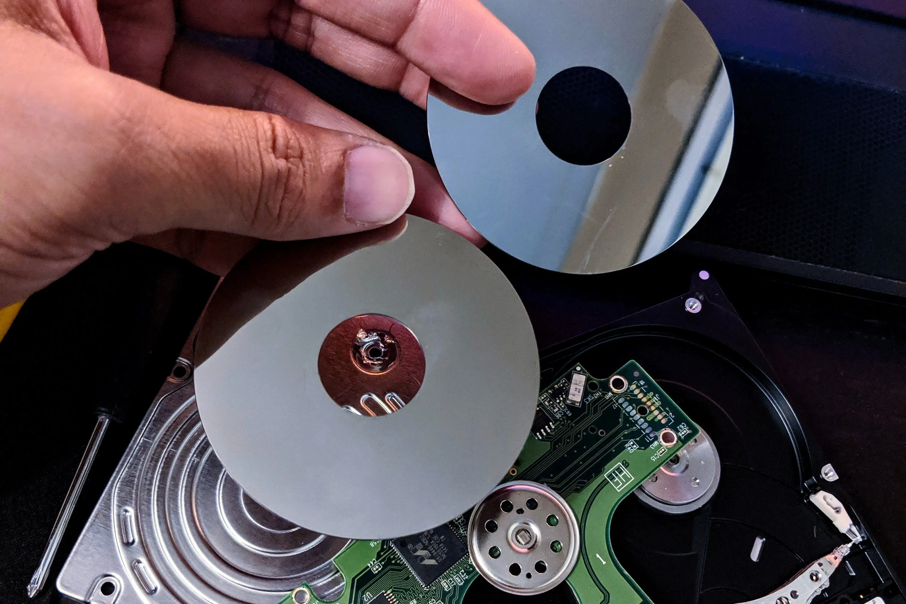 Các đĩa từ (platter) của ổ cứng HDD được tháo ra, minh họa cho phương pháp phá hủy vật lý để đảm bảo dữ liệu không thể phục hồi