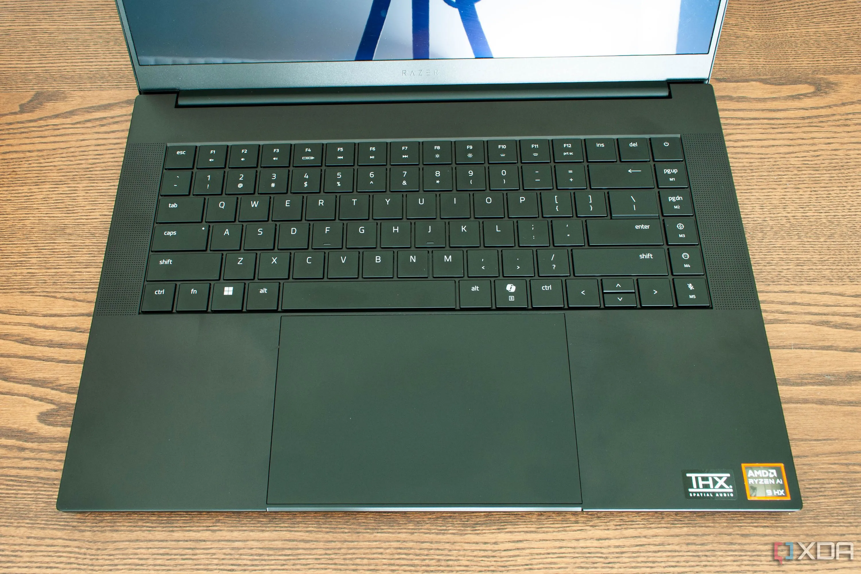 Cận cảnh bàn phím RGB của laptop Razer Blade 16 2025