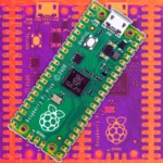 Cận cảnh bo mạch Raspberry Pi Pico tích hợp bên trong mô hình PC Macintosh "pico-mac-nano"