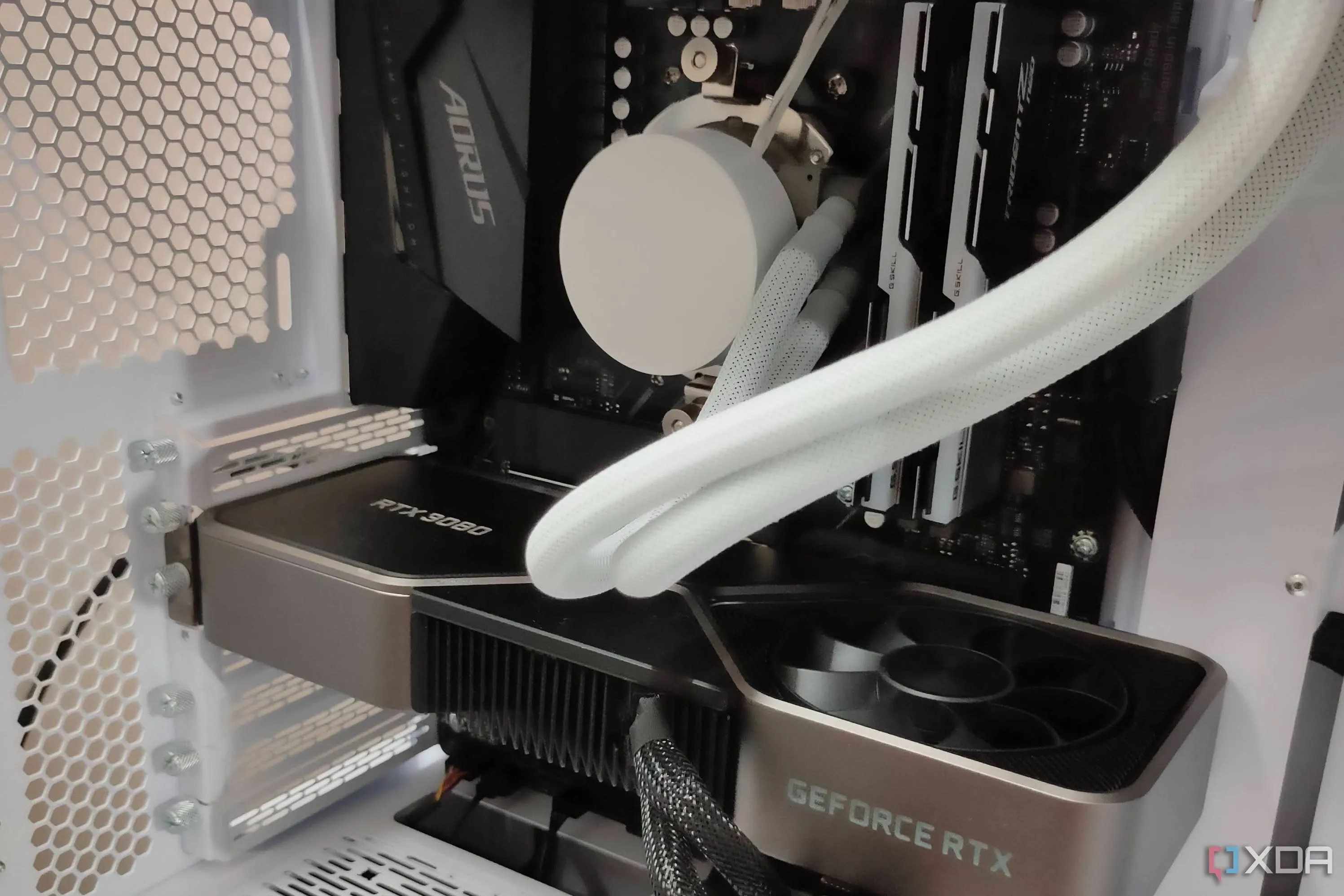 Cận cảnh card đồ họa GeForce RTX 3080 FE bên trong một bộ PC gaming màu trắng, cho thấy việc đi dây cáp trong vỏ case