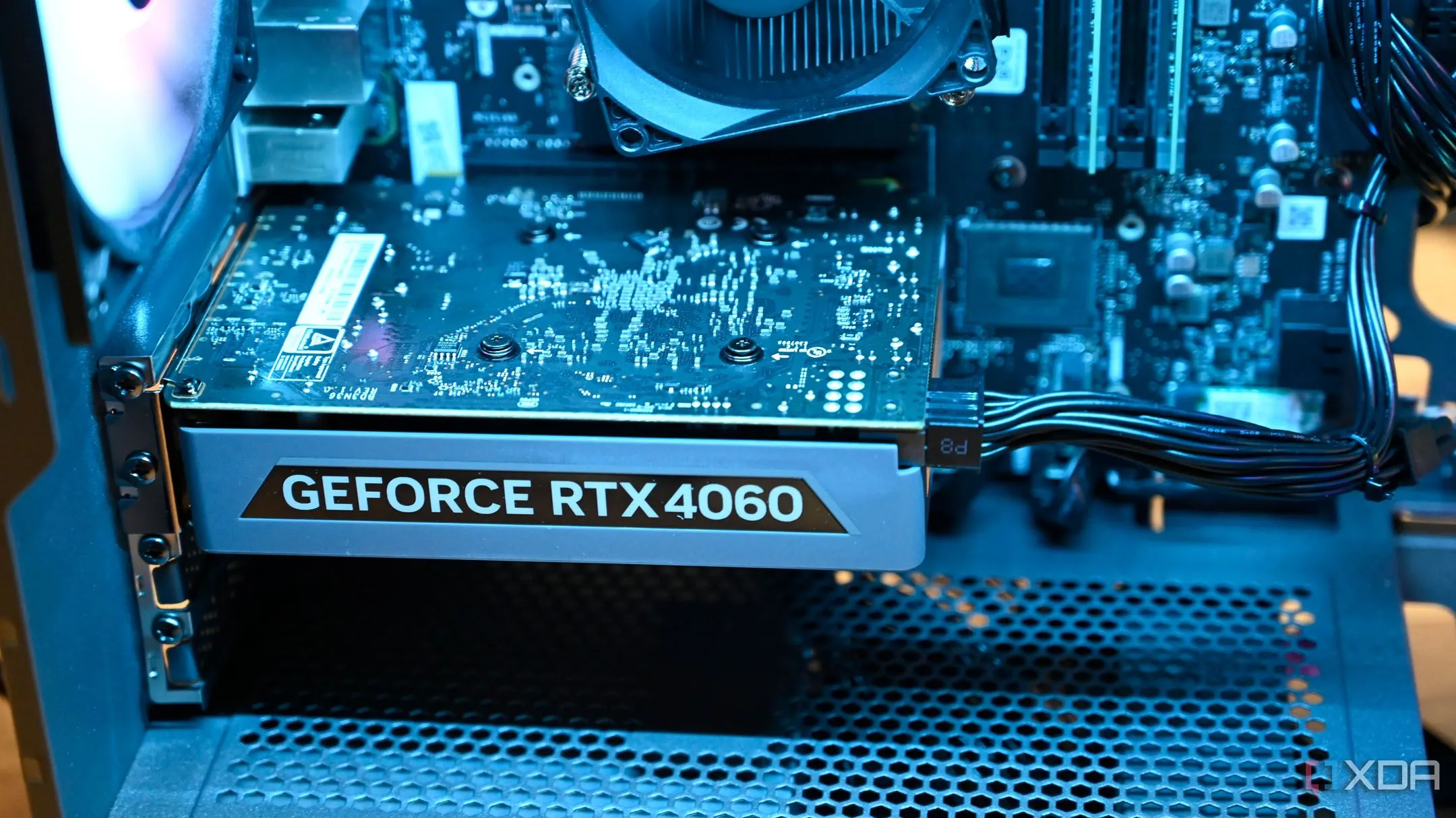 Cận cảnh card đồ họa NVIDIA GeForce RTX 4060 bên trong máy tính Lenovo Legion Tower 5i Gen 8, biểu tượng cho dòng GPU tầm trung