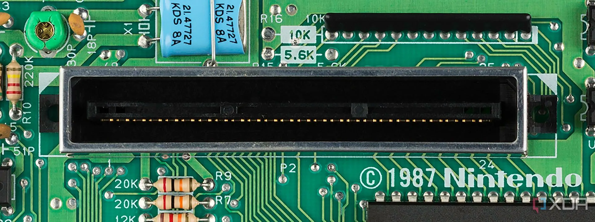 Cận cảnh đầu nối cartridge 72 chân trên bo mạch chủ NES, giao tiếp trực tiếp với CPU và PPU.
