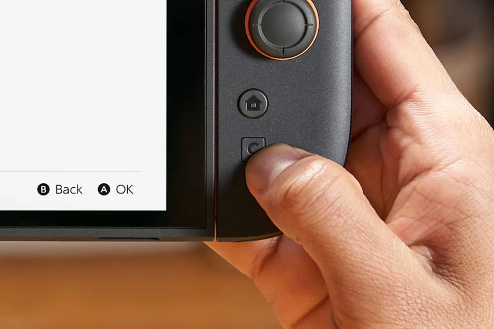 Cận cảnh nút C trên tay cầm Joy-Con của Nintendo Switch 2, minh họa tính năng Game Chat mới.