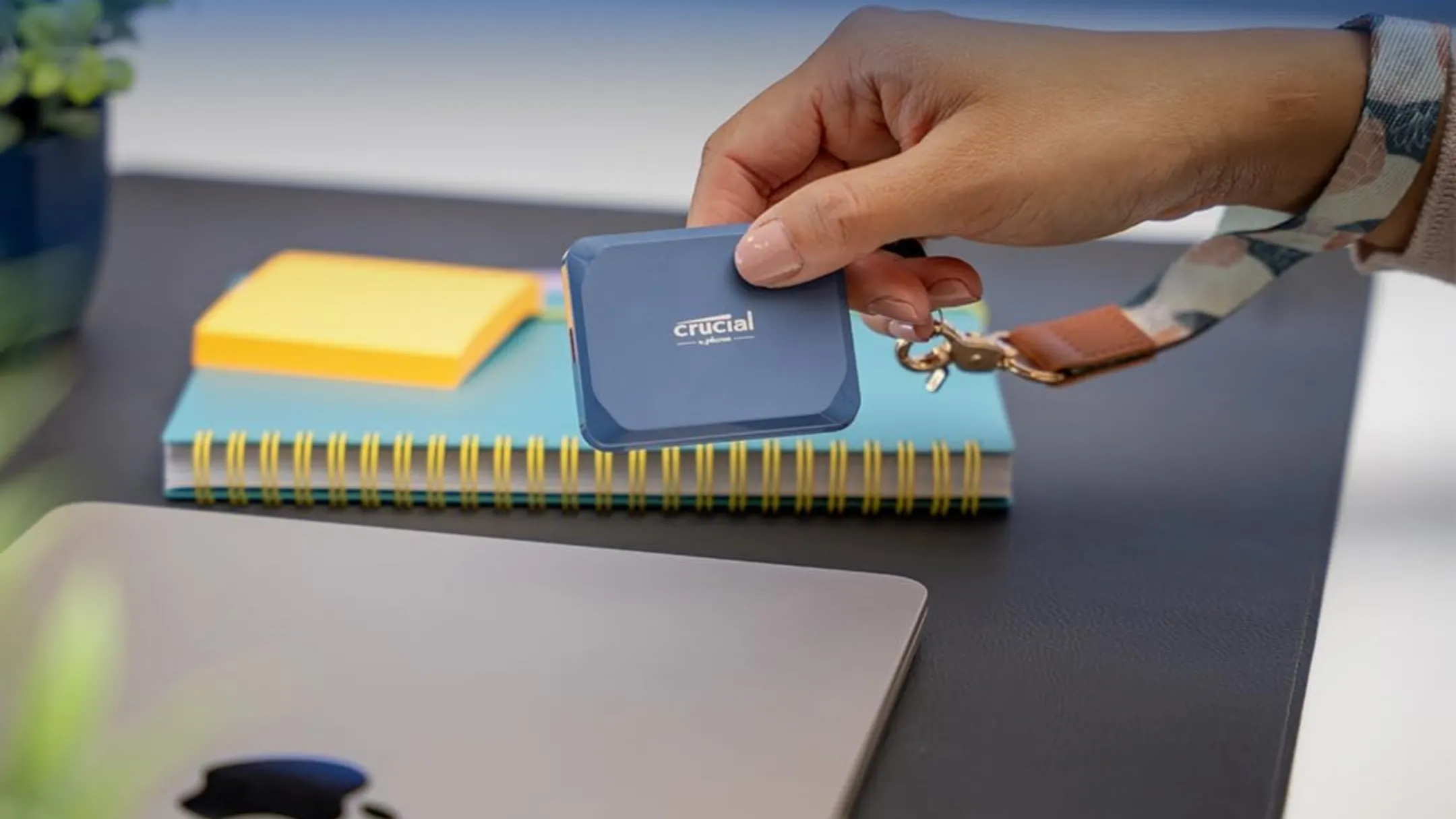 Cận cảnh SSD di động Crucial X10 cho thấy cổng kết nối và kích thước nhỏ gọn