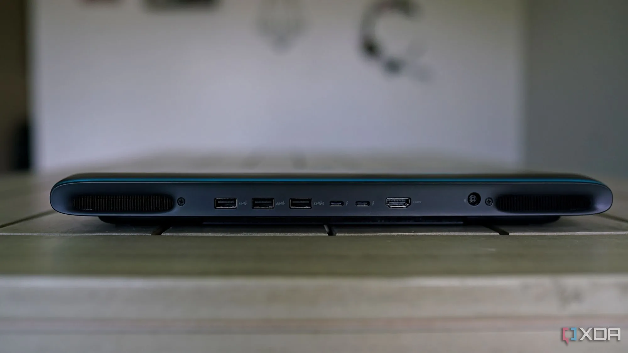 Cận cảnh thiết kế màn hình nổi và bản lề đặc trưng của Alienware 16 Area-51