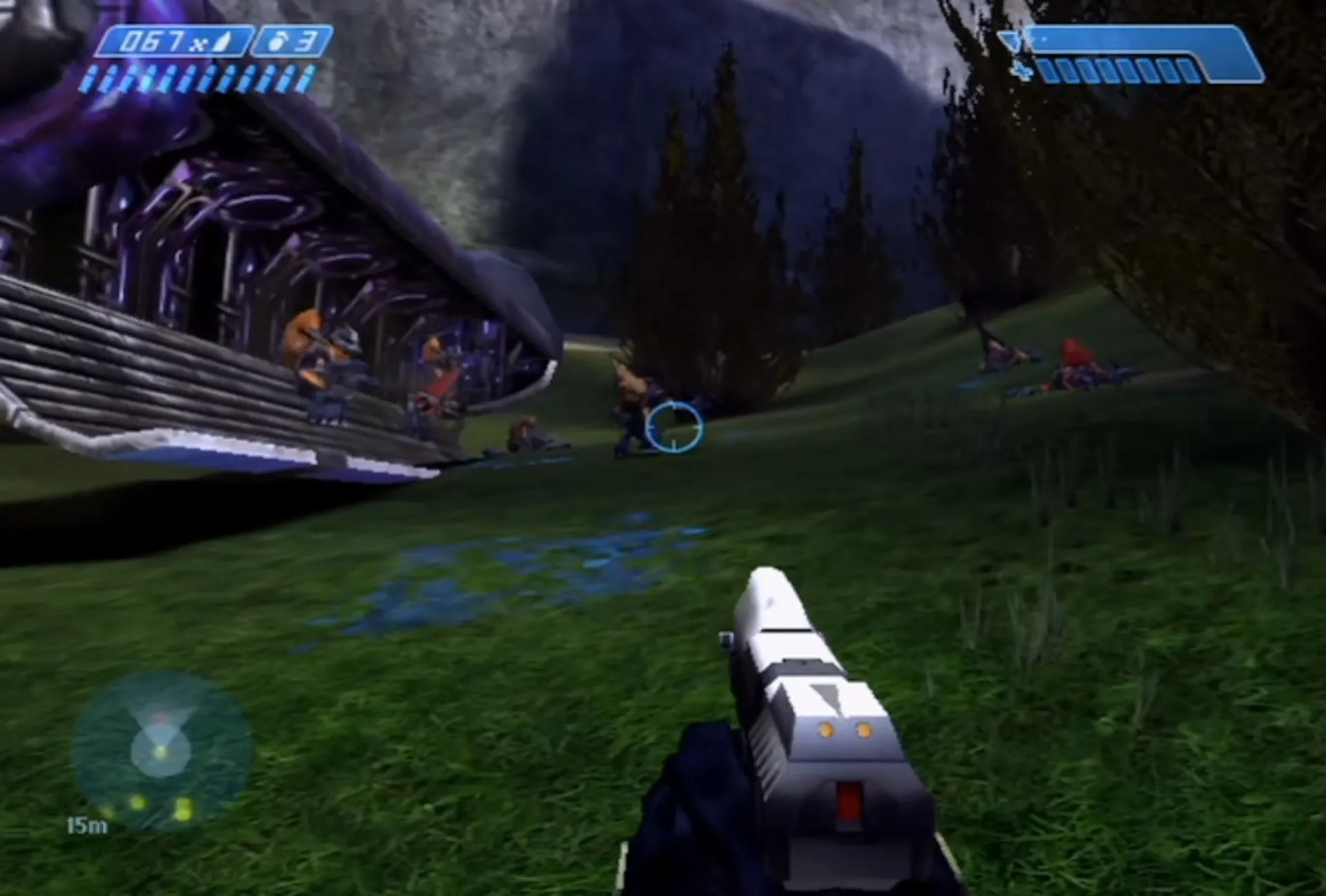 Cảnh chơi game Halo: Combat Evolved, Master Chief đang chiến đấu với kẻ thù trong một môi trường rộng lớn, thể hiện đồ họa đột phá của game trên Xbox.