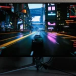 Cảnh đua xe trong game hiển thị trên màn hình ASUS ROG PG32UCDP, minh họa hiệu suất GPU ở 4K.