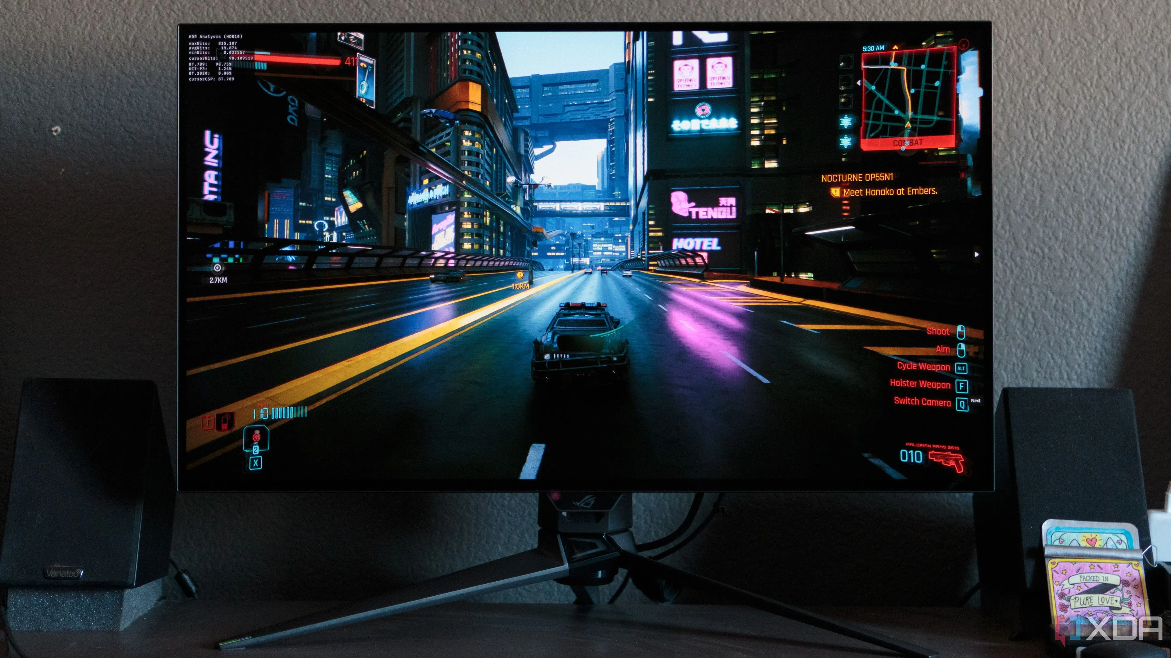 Cảnh đua xe trong game hiển thị trên màn hình ASUS ROG PG32UCDP, minh họa hiệu suất GPU ở 4K.