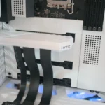 Cáp riser PCIe được lắp đặt trong vỏ case HYTE Y40 Snow White Edition