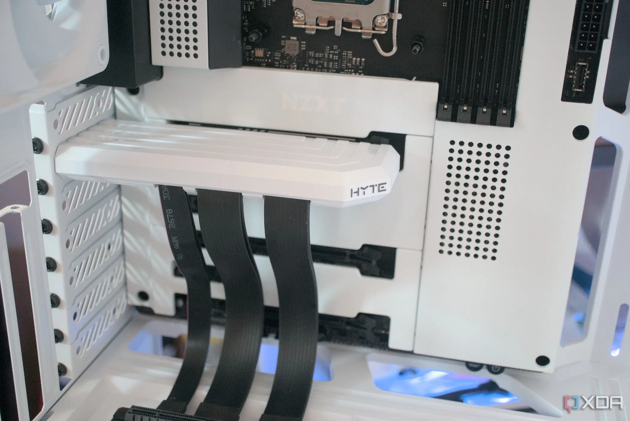 Cáp riser PCIe được lắp đặt trong vỏ case HYTE Y40 Snow White Edition