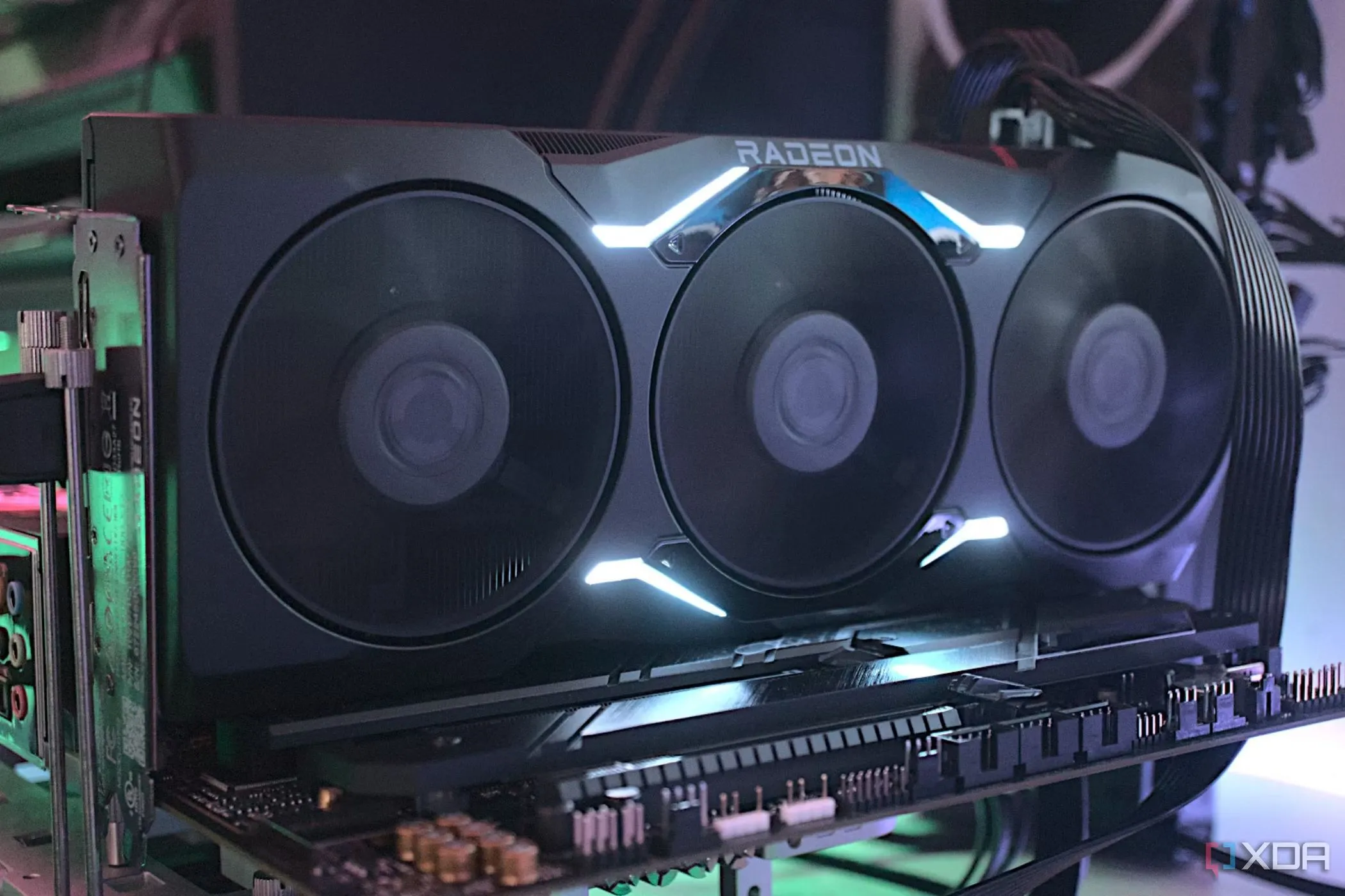 Card đồ họa AMD Radeon RX 7900 XTX, đại diện cho GPU mạnh mẽ trong các hệ thống máy trạm.
