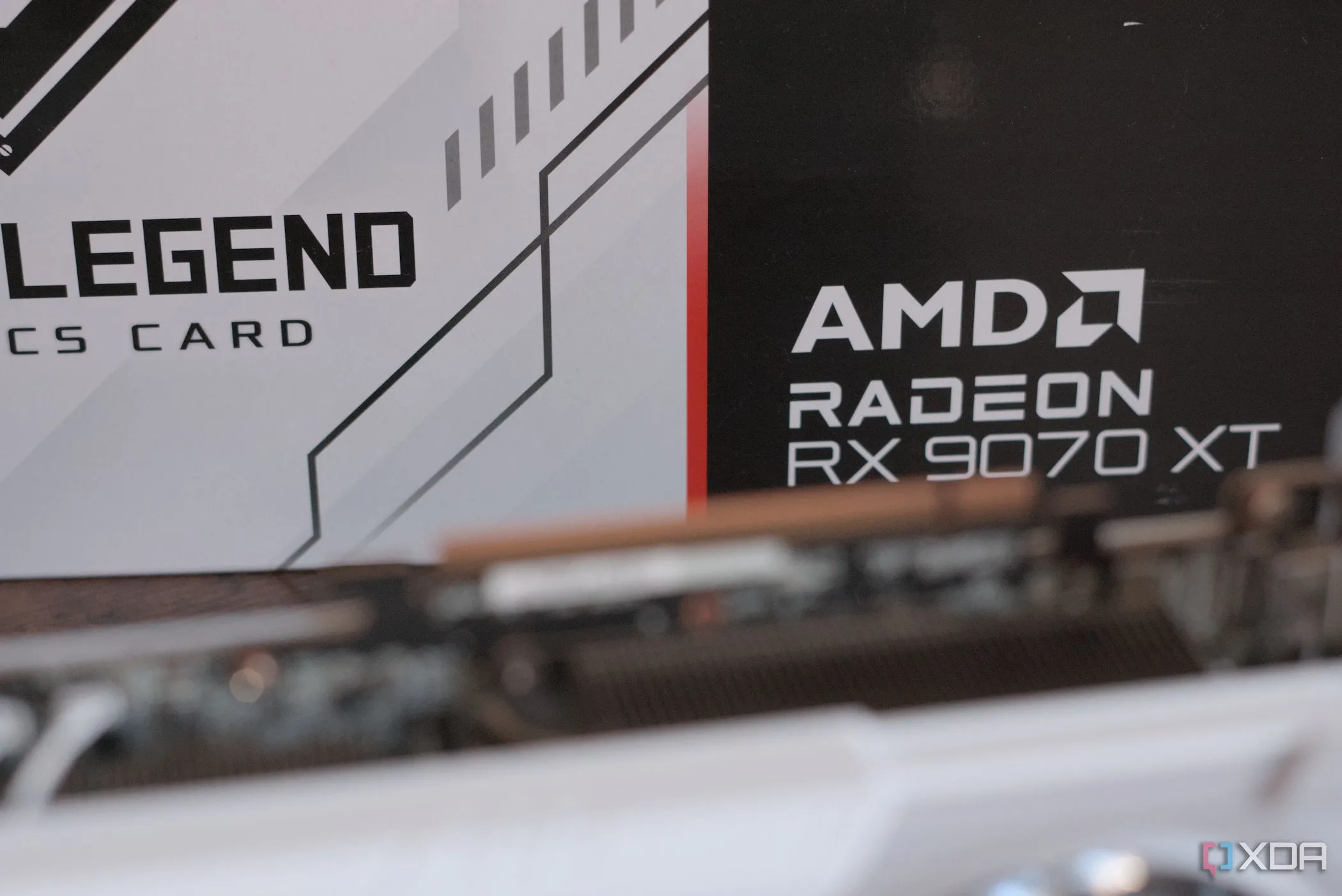 Card đồ họa ASRock Radeon RX 9070 XT Steel Legend với thiết kế hộp đặc trưng, thể hiện hiệu năng tầm trung ấn tượng của AMD.