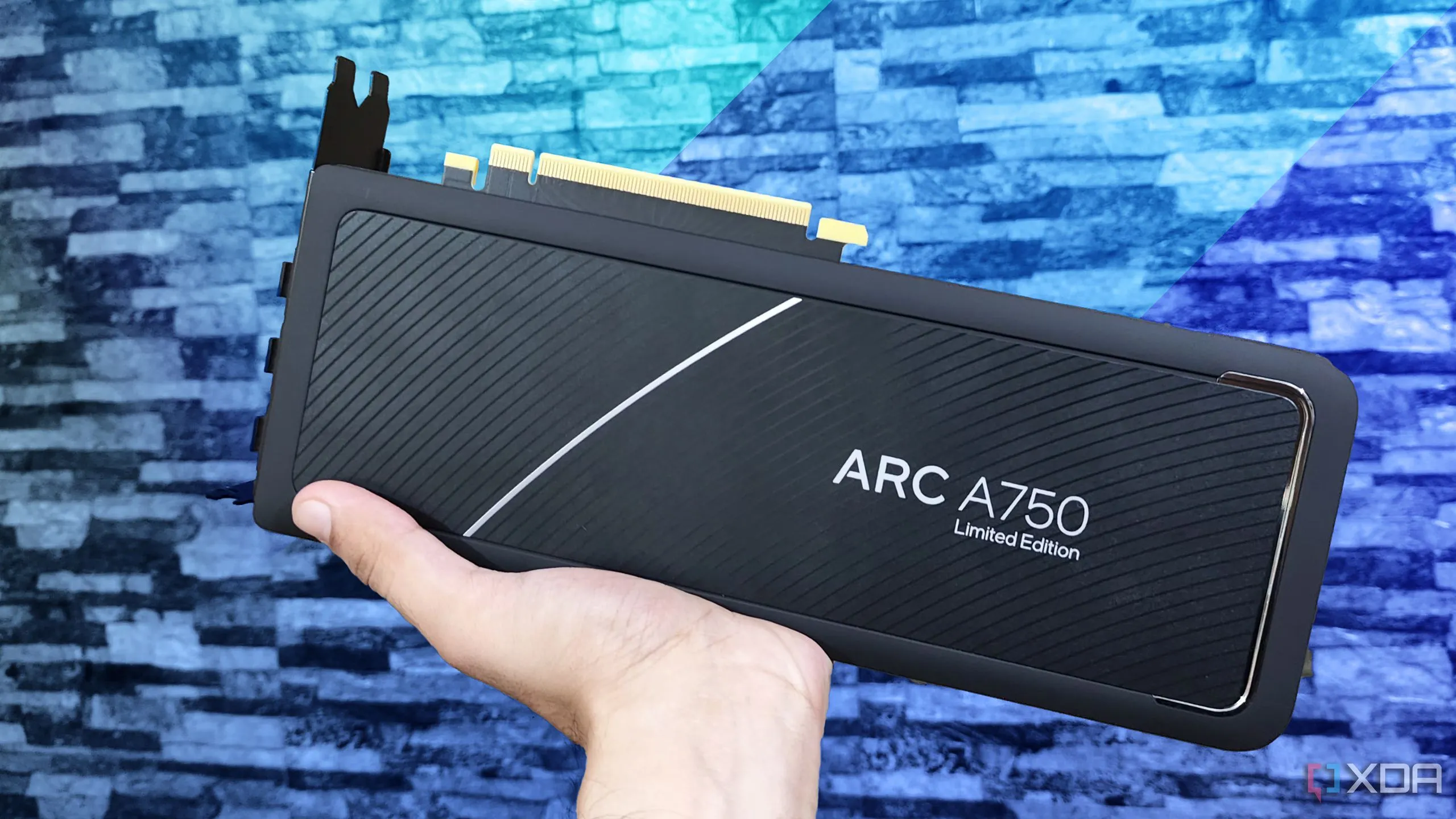 Card đồ họa Intel Arc A750, minh họa vấn đề tháo lắp do sử dụng keo và kẹp nhựa.