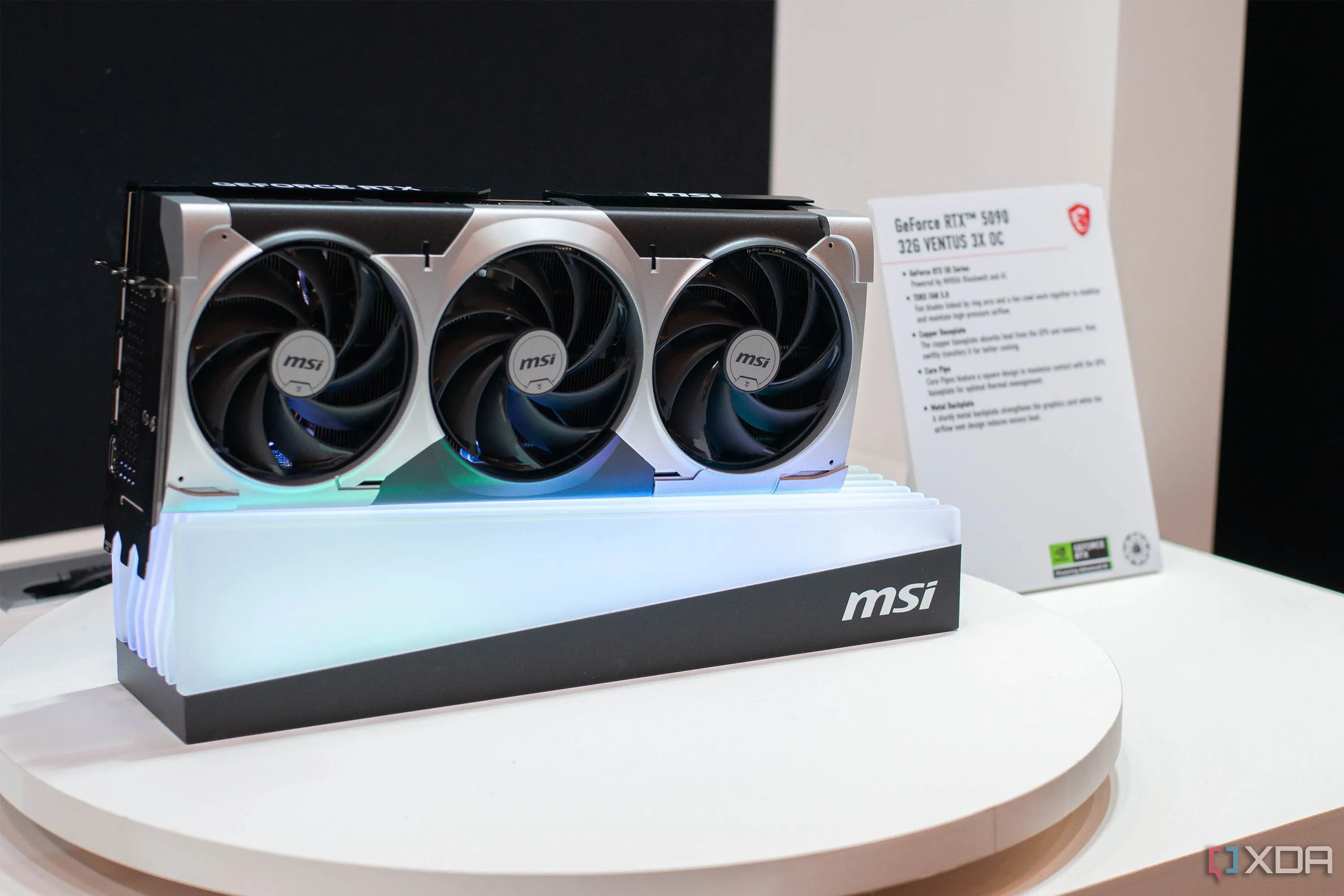 Card đồ họa MSI RTX 5090 đặt trên bàn tại sự kiện CES 2025, biểu tượng cho phần cứng cao cấp nhưng không cần nâng cấp liên tục