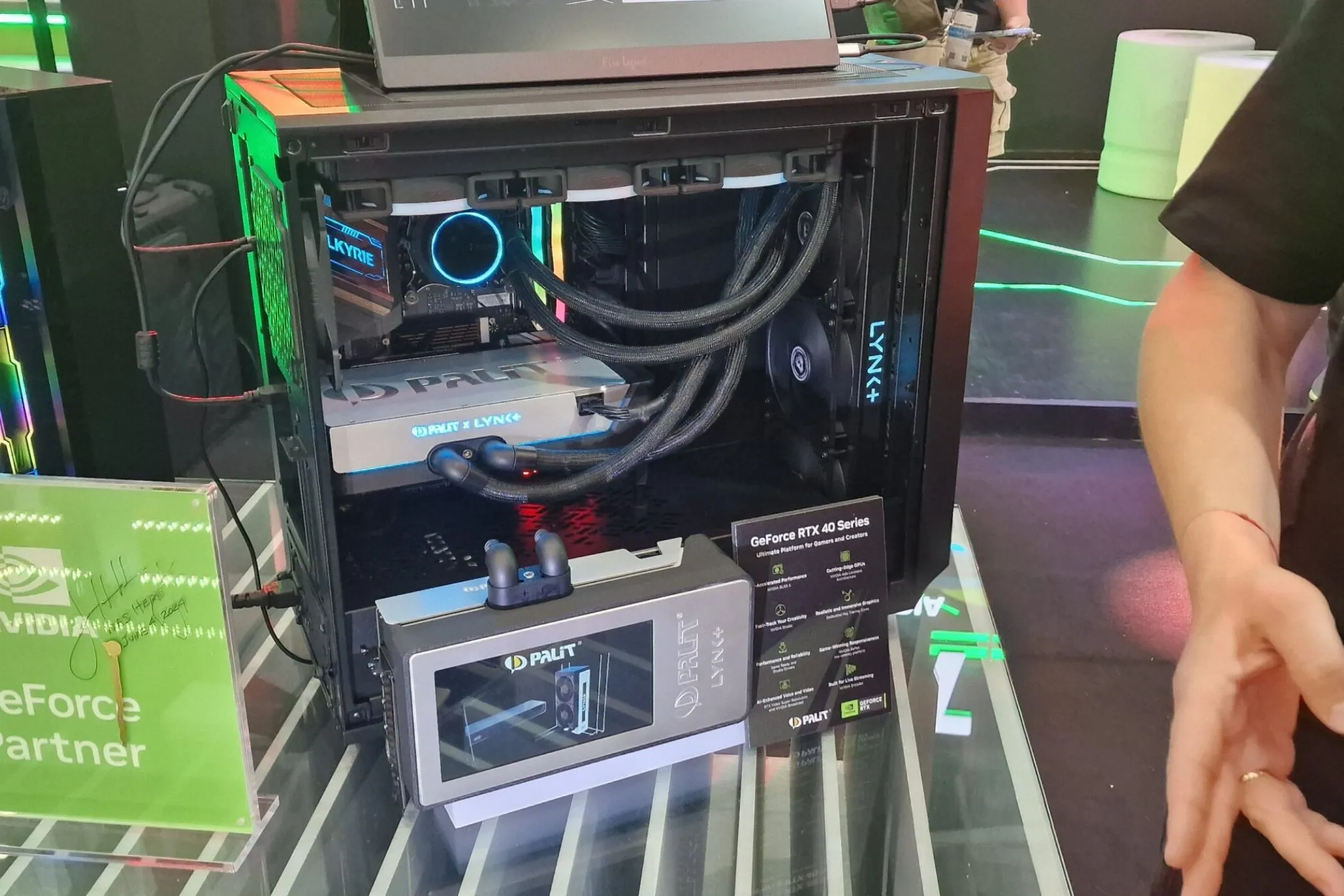 Card đồ họa Palit Lync+ RTX 4090 với tản nhiệt nước, minh họa cho yêu cầu làm mát cao của GPU hiện đại.